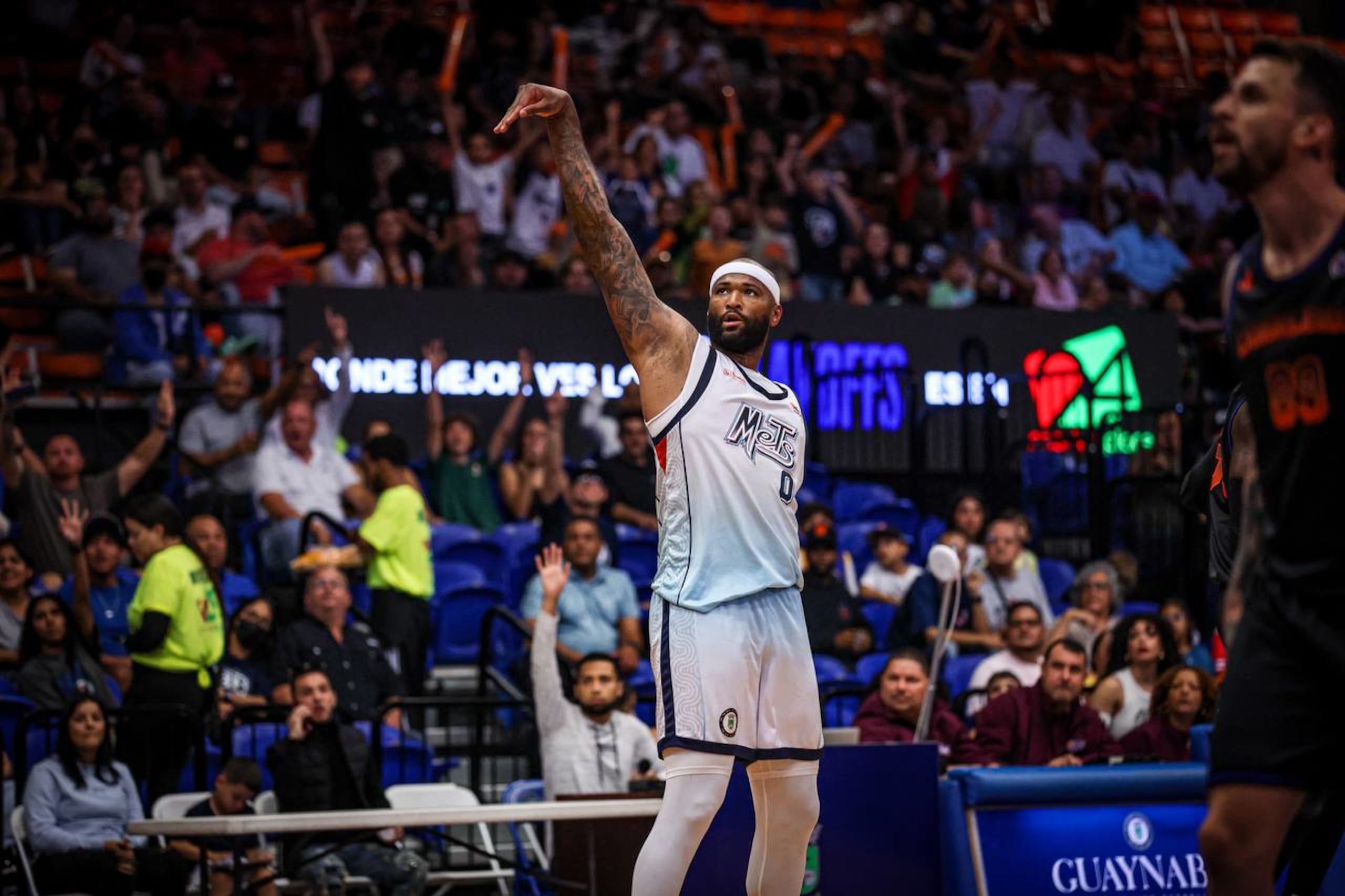 DeMarcus Cousins en uniforme de los Mets de Guaynabo durante la temporada 2023 del BSN.
