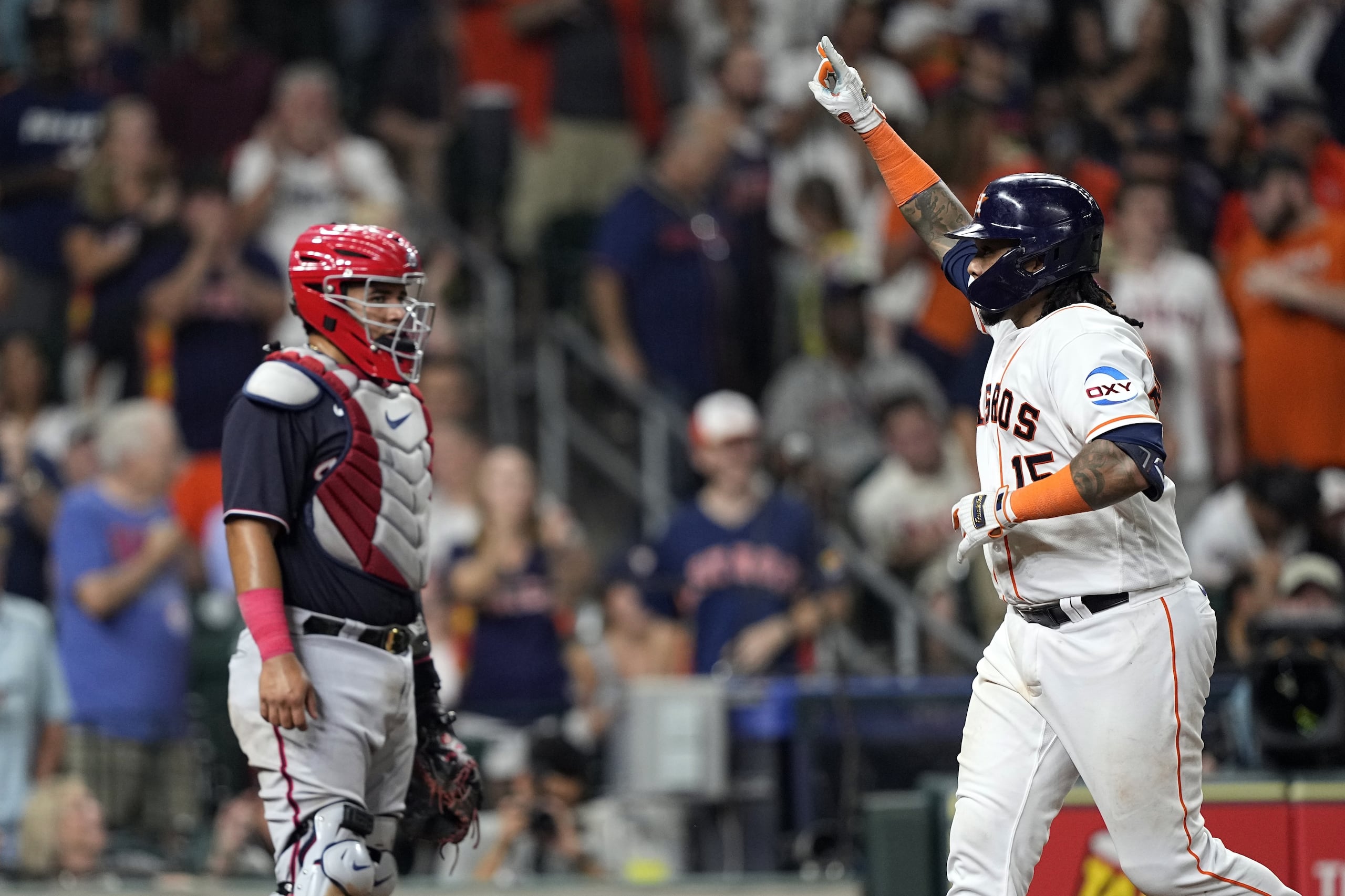 El puertorriqueño Martín Maldonado, de los Astros de Houston, festeja tras conectar un jonrón ante los Nationals el martes.