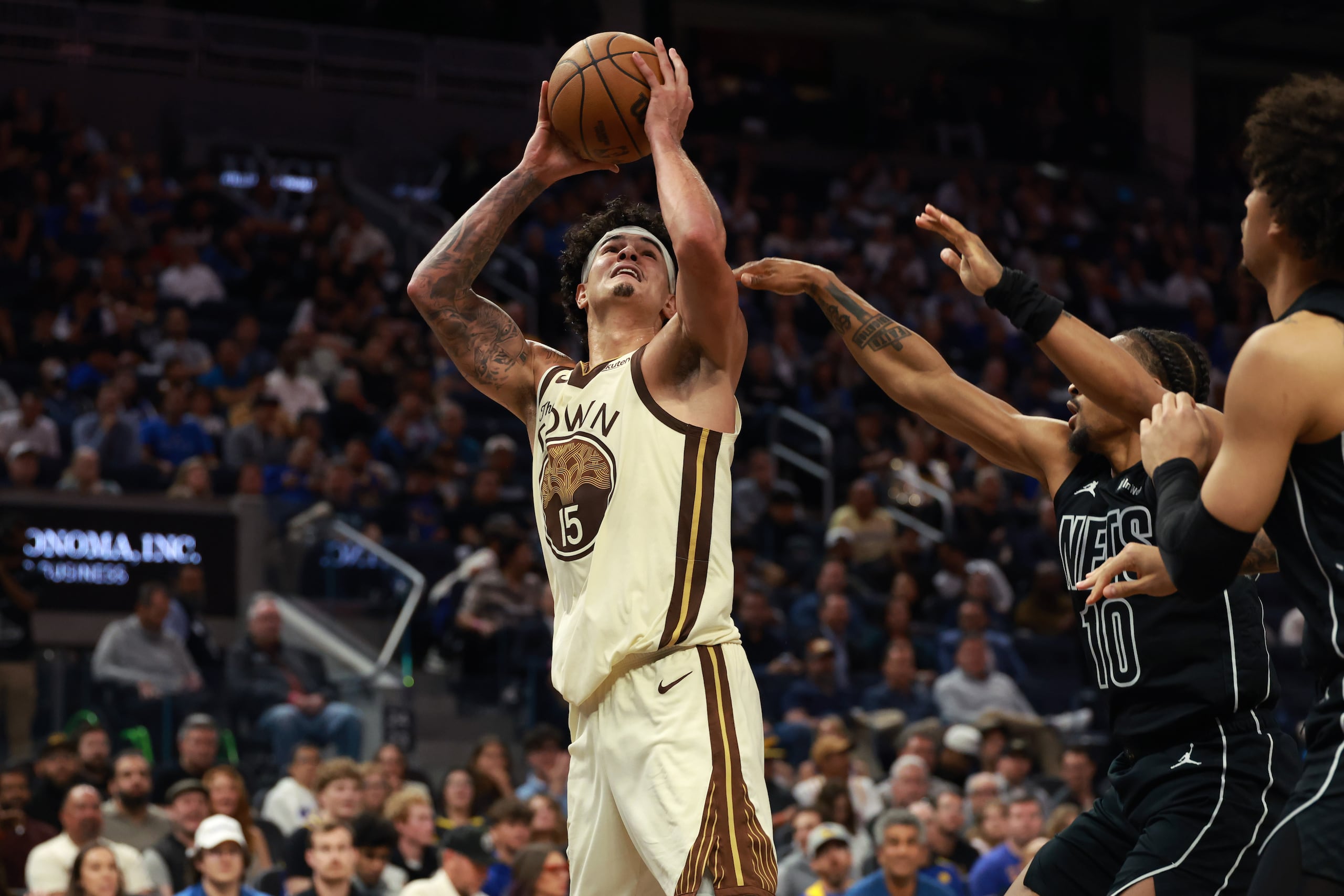 Gui Santos (15), de los Warriors de Golden State, dispara frente a Tyson Etienne (10), de los Nets de Brooklyn, durante la segunda mitad del juego de baloncesto de la NBA el miércoles 25 de marzo de 2026, en San Francisco. (AP Foto/Jed Jacobsohn)