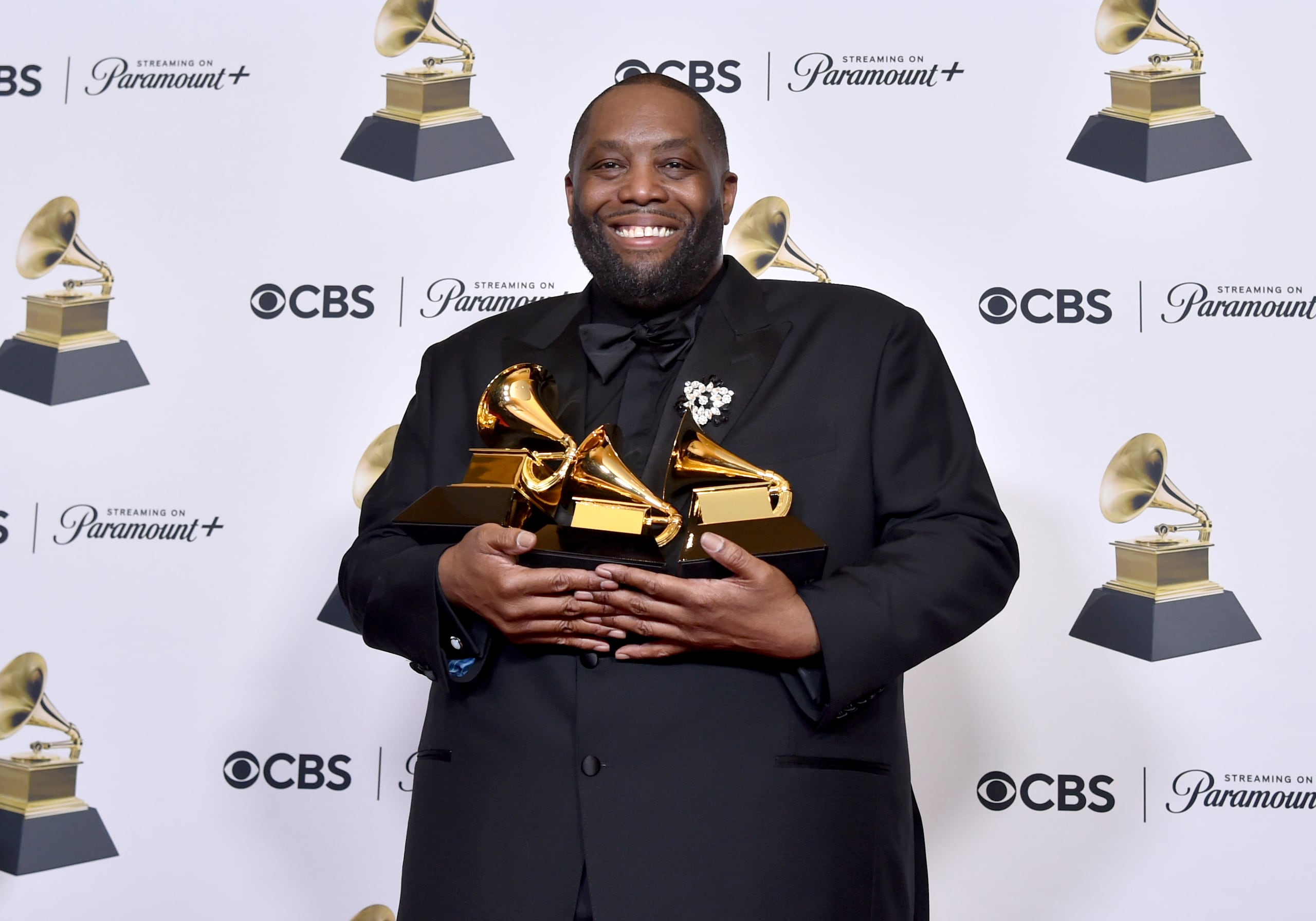 Killer Mike posa en la sala de prensa con los premios a mejor interpretación de rap y mejor canción de rap por "Scientists & Engineers," y mejor álbum de rap por "Michael" en la 66a entrega anual de los Premios Grammy.