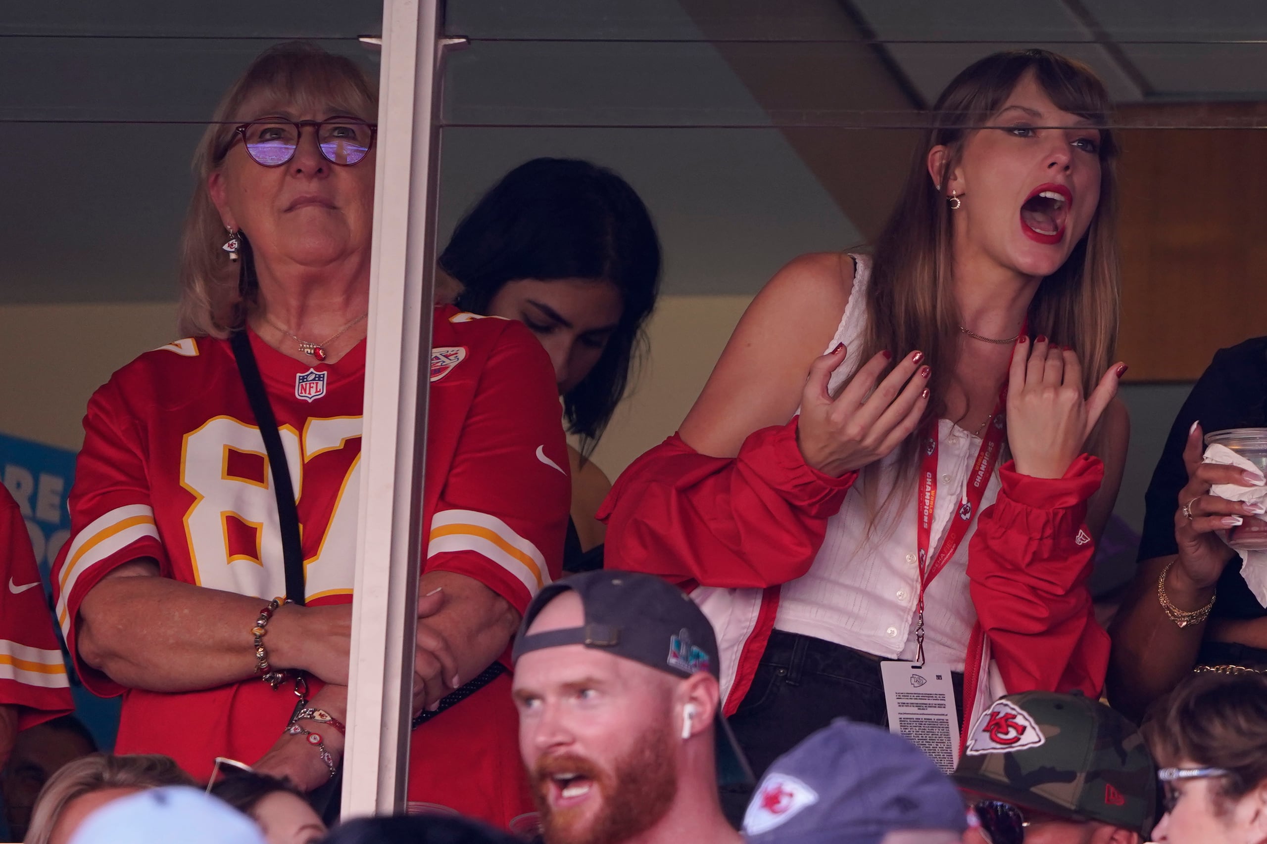 Taylor Swift (derecha) observa desde una suite junto a la madre de Travis Kelce, Donna Kelce, en el Arrowhead Stadium durante la primera mitad del juego de NFL entre los Chicago Bears y los Kansas City Chiefs, en Kansas City, Misuri. (AP Foto/Ed Zurga)