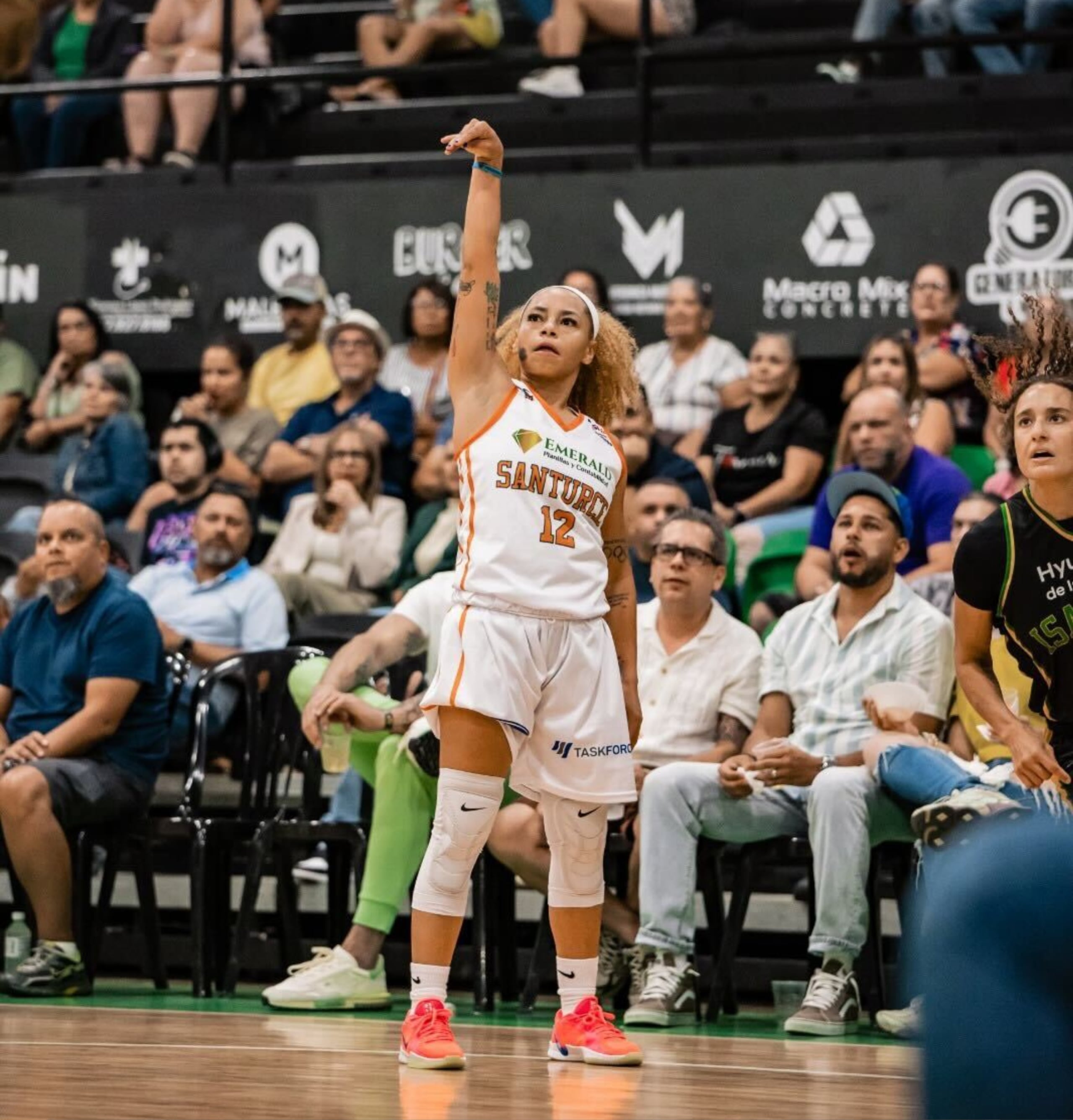 Dayshalee Salaman, de las Cangrejeras de Santurce en el BSNF, tras lanzar al canasto.