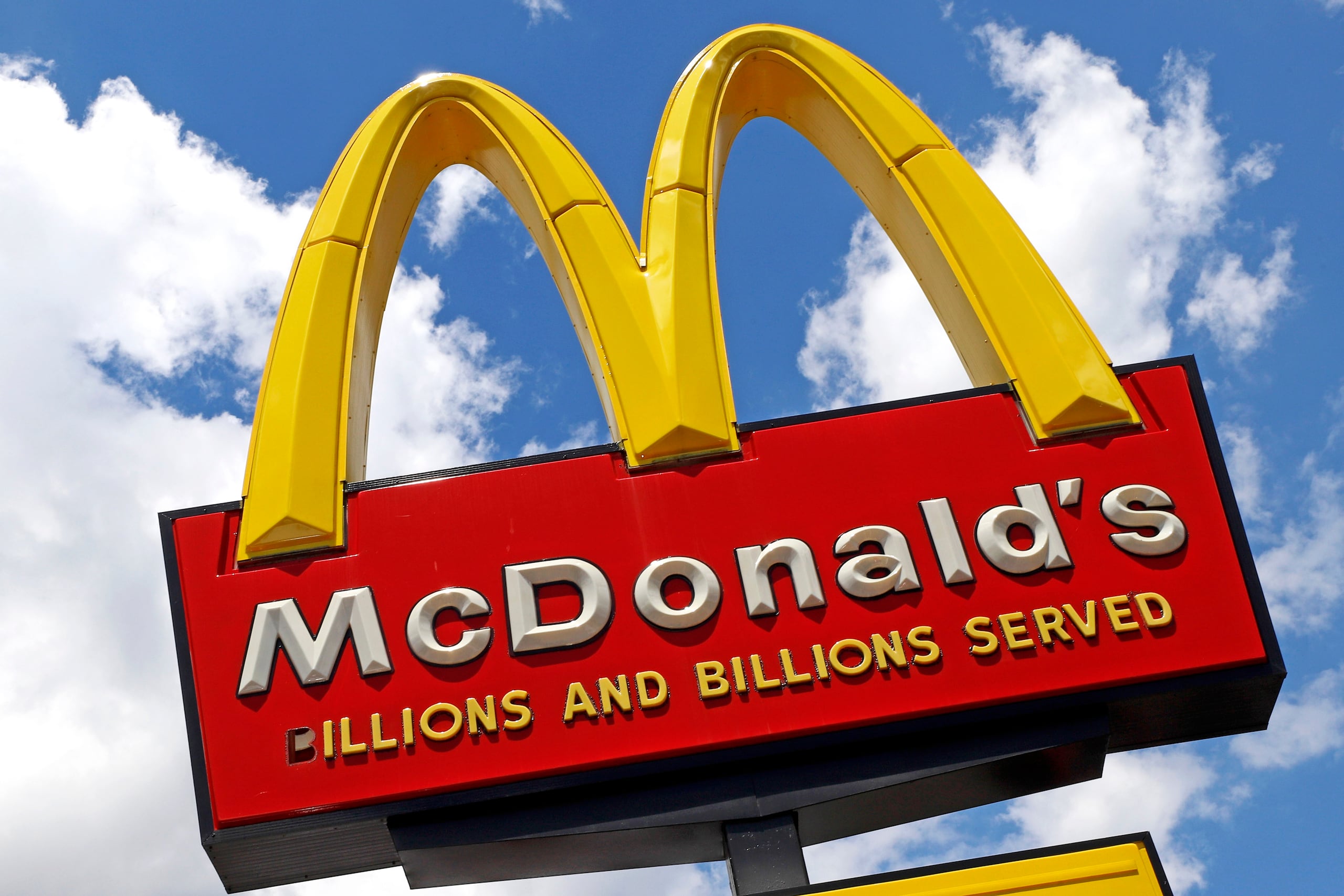 Los franquiciados de McDonald’s suelen gastar hasta 450,000 dólares por década en remodelaciones obligatorias de las tiendas.