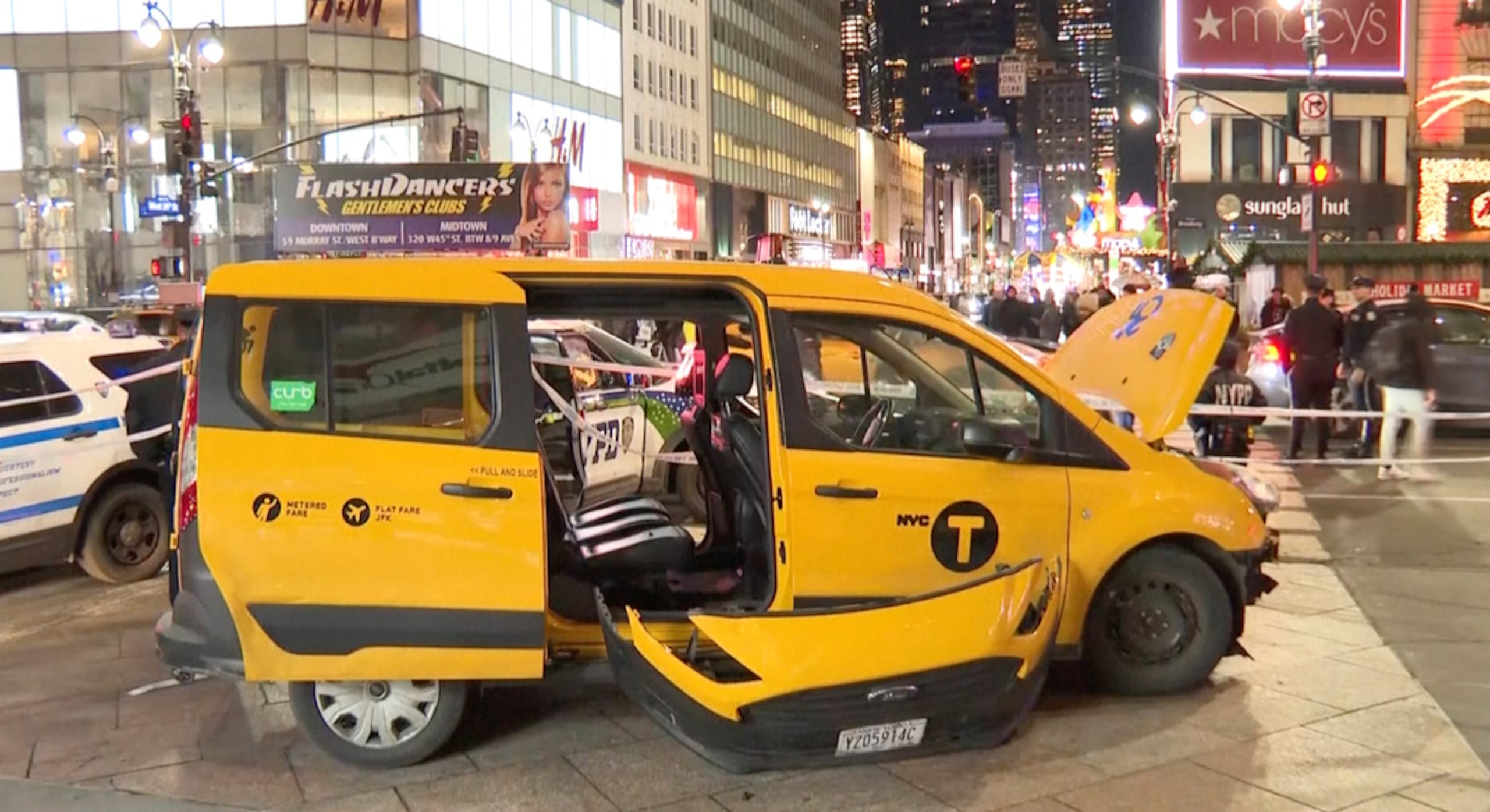Foto tomada de video suministrado por Aron Ranen que muestra al taxi que atropelló a seis personas en Manhattan, Nueva York, el 25 de diciembre del 2024.