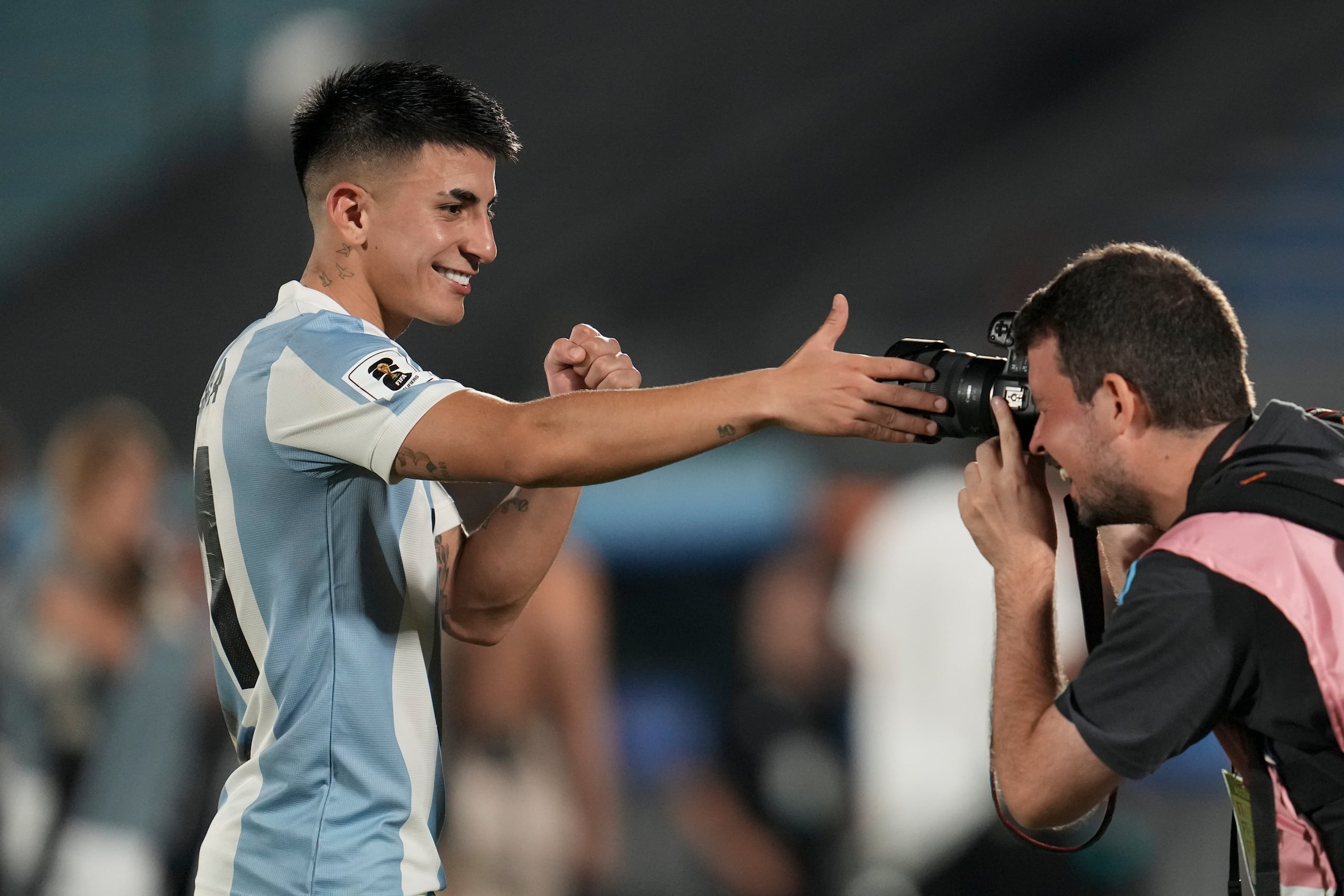 El delantero argentino Thiago Almada posa para una foto tras haber marcado el gol para la victoria 1-0 ante Uruguay en el partido de las eliminatorias del Mundial, el viernes 21 de marzo de 2025, en Montevideo.