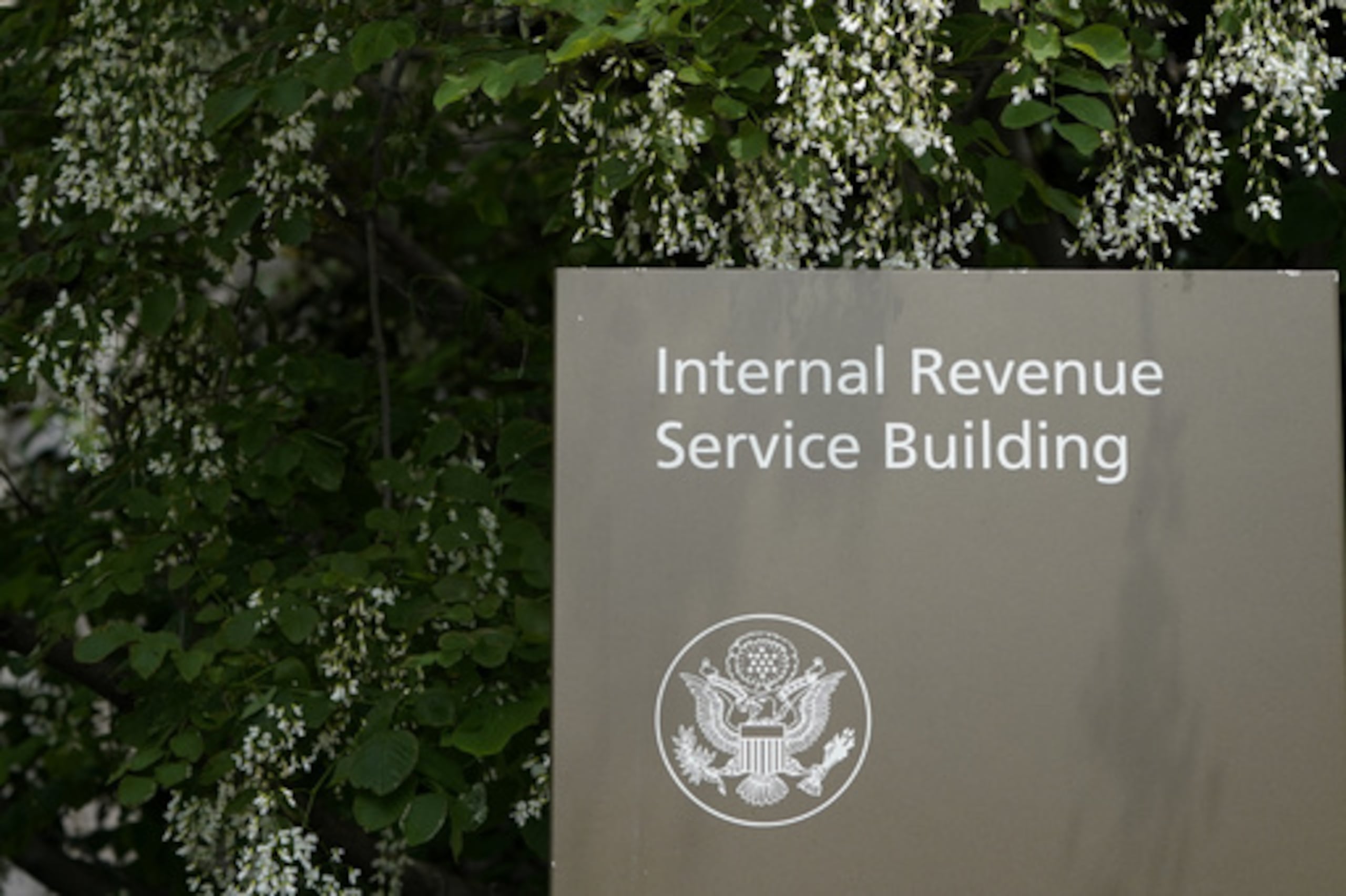 ARCHIVO - Un letrero del edificio del Servicio de Impuestos Internos en Washington, el 4 de mayo de 2021. (AP Photo/Patrick Semansky, Archivo)