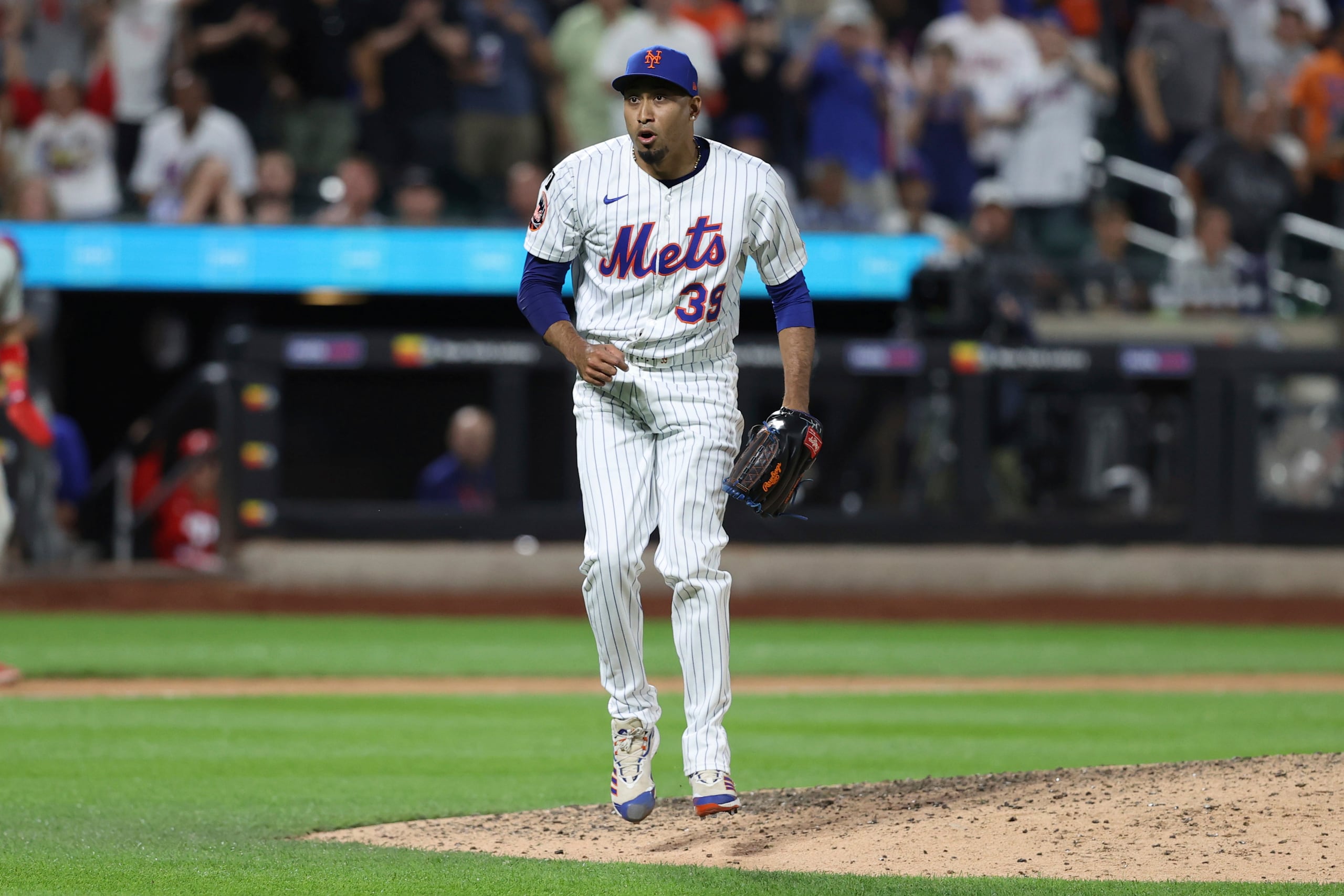 Edwin Díaz celebra luego de ponchar a Trea Turner durante la octava entrada.