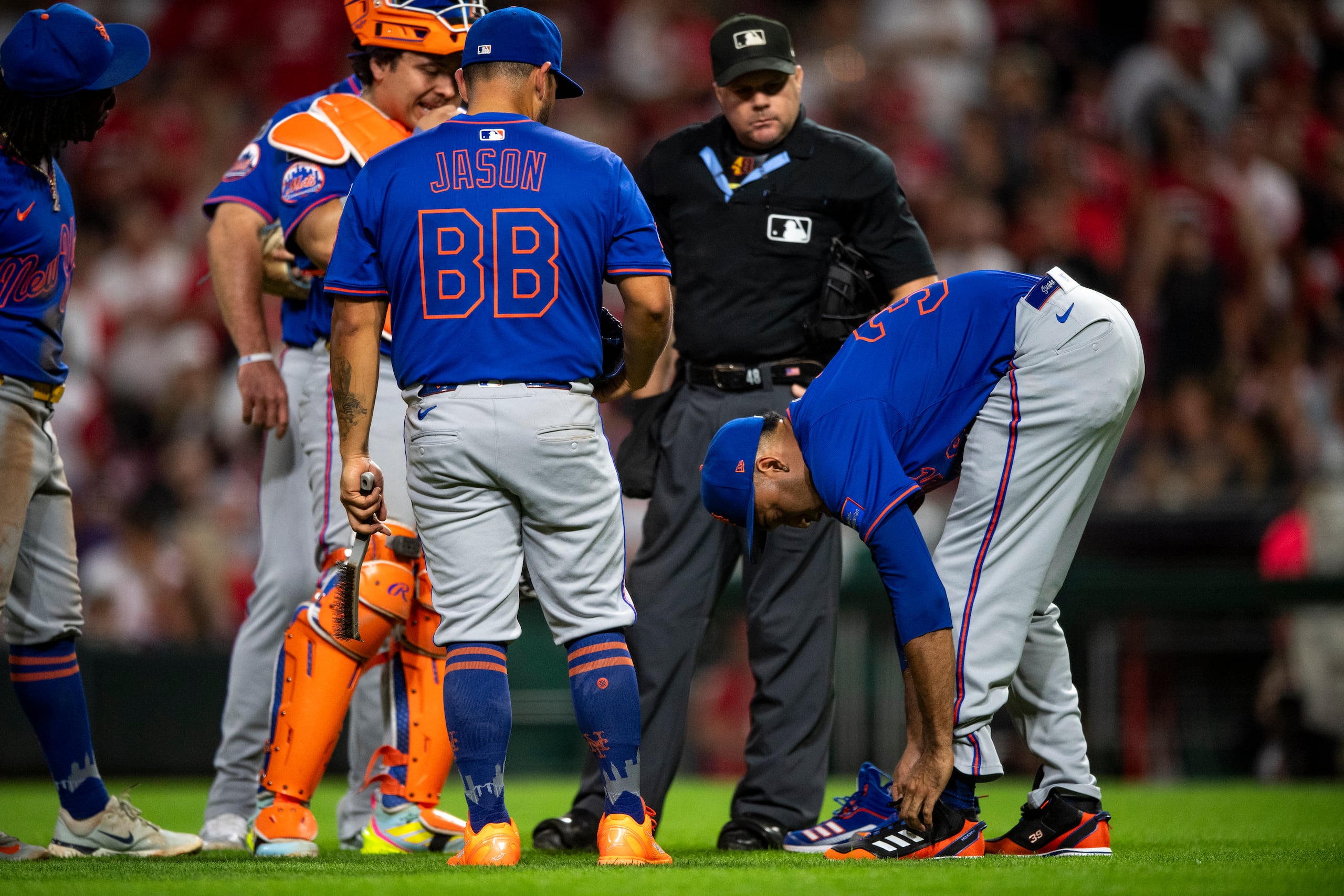 El boricua Edwin Díaz, de los Mets de Nueva York, se cambia los zapatos en el juego del viernes 5 de septiembre de 2025, ante los Rojos de Cincinnati (AP Foto/Michael Swensen)