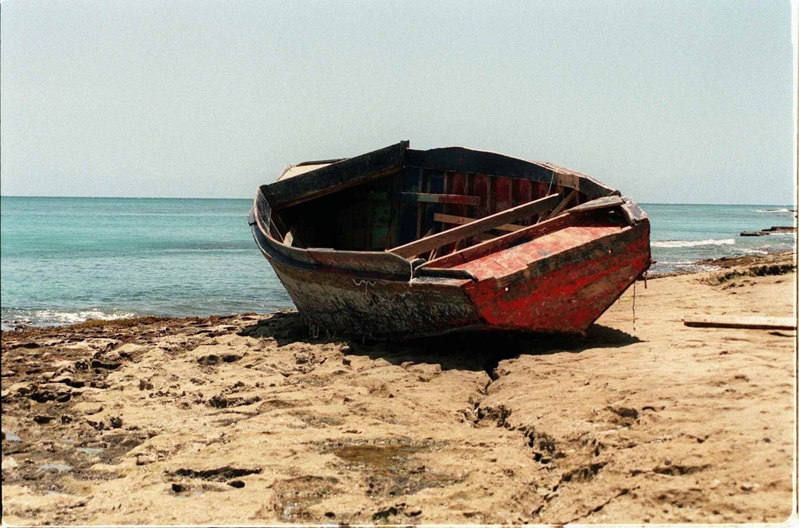 Ante la presencia de la Policía, un grupo indeterminado de personas se lanzó al agua y no fueron localizados de inmediato. (GFR Media)