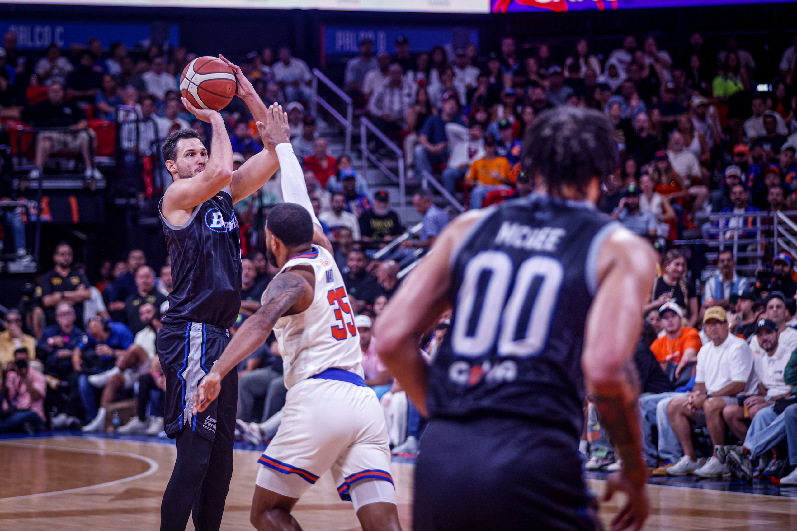 Danilo Gallinari lanza al canasto ante la defensa de Ángel Matías en el sexto juego de la final de la Conferencia A ente los Vaqueros de Bayamón y los Cangrejeros de Santurce.