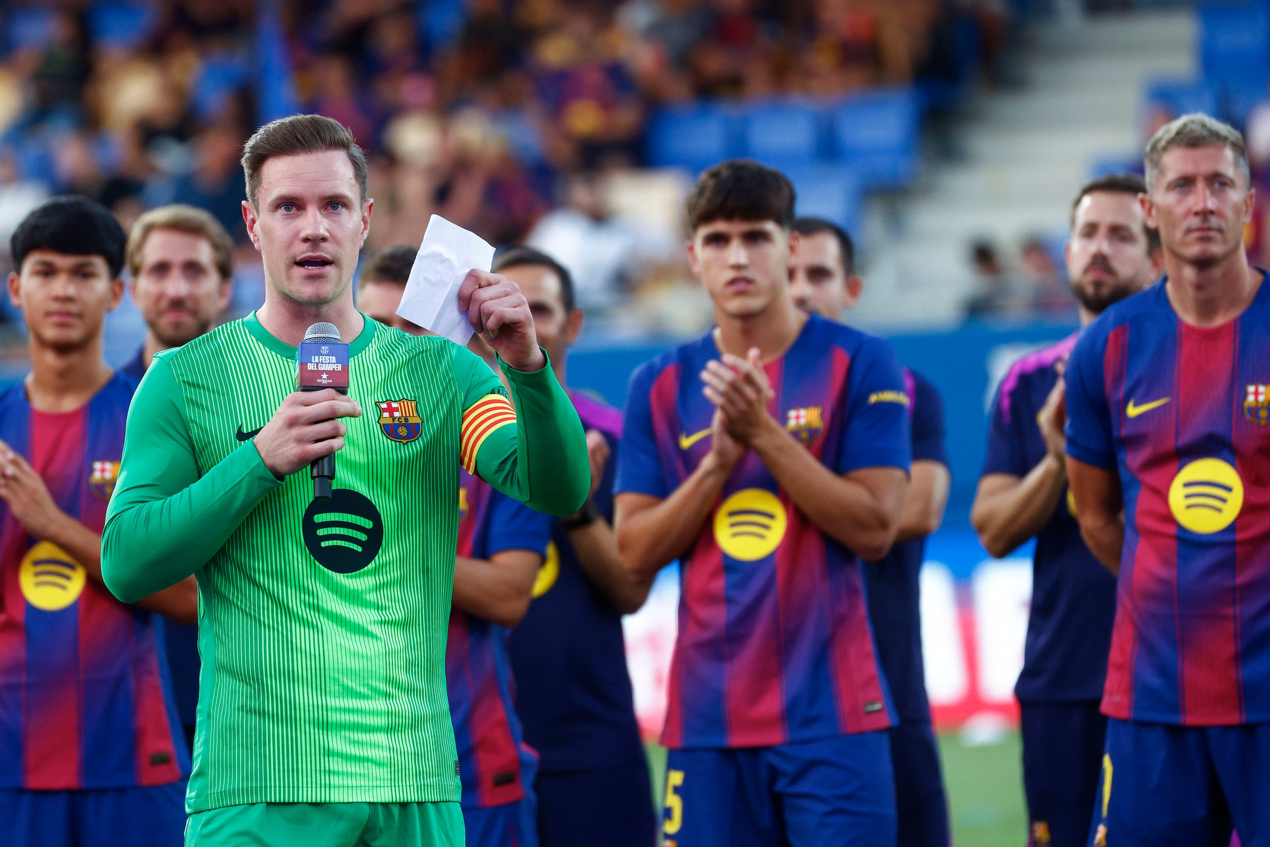 El guardameta alemán del FC Barcelona Marc-André Ter Stegen (i) y sus compañeros durante la presentación del equipo previa al encuentro correspondiente 60.ª edición del Trofeo Joan Gamper que juegan ante el Como 1907, este domingo en el estadio Johan Cruyff de la localidad barcelonesa de Sant Joan Despi. EFE / Quique García