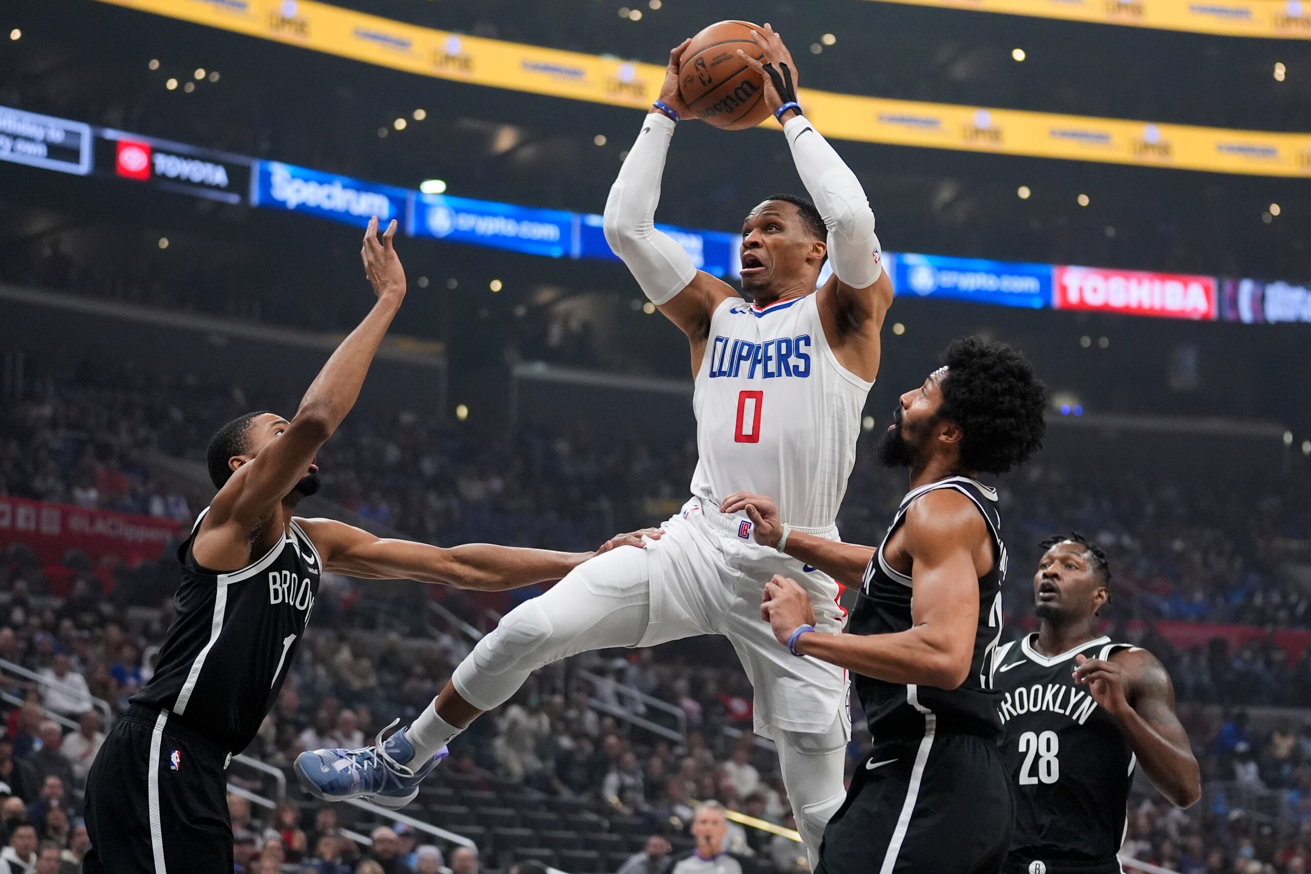 Russell Westbrook (0), de los Clippers de Los Ángeles, se alista para encestar en contra de los Nets de Brooklyn.