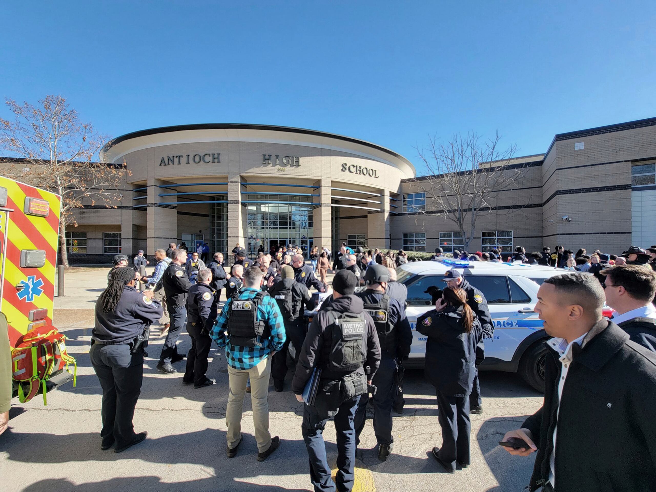Foto entregada por la policía de Nashville que muestra a personal de emergencias en la escuela secundaria Antioch en Nashville, Tennessee, el 22 de enero del 2025. (Policía de Nashville via AP)