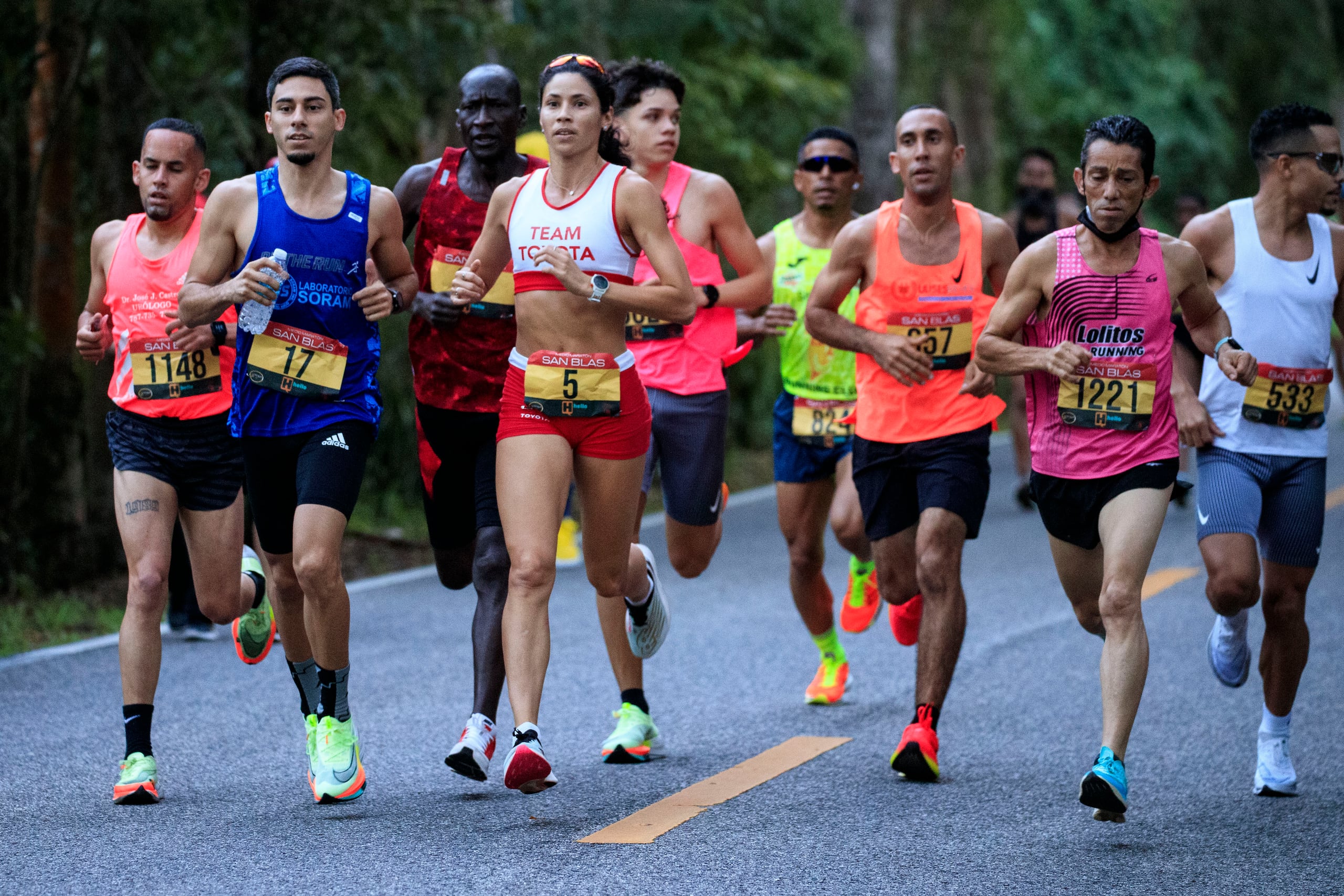 La World Athletics, antes conocida como la Federación Internacional de Atletismo, propone eliminar los 42K de los mundiales.  Beverly Ramos (5), de hecho, hizo la marca nacional de la distancia en el Mundial Oregon 2022.