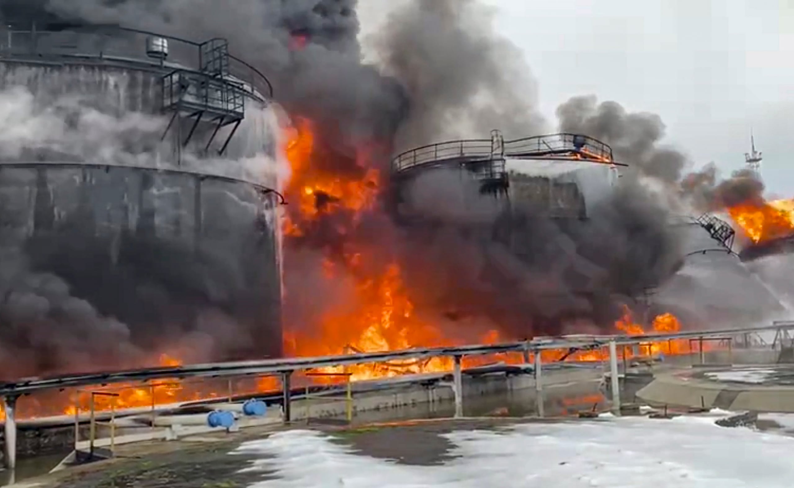 Extinción del incendio provocado por un ataque ucraniano con drones contra el depósito de petróleo de Klintsevskaya, en la región rusa de Bryansk. (EFE/EPA/Ministerio de Emergencias de Rusia)