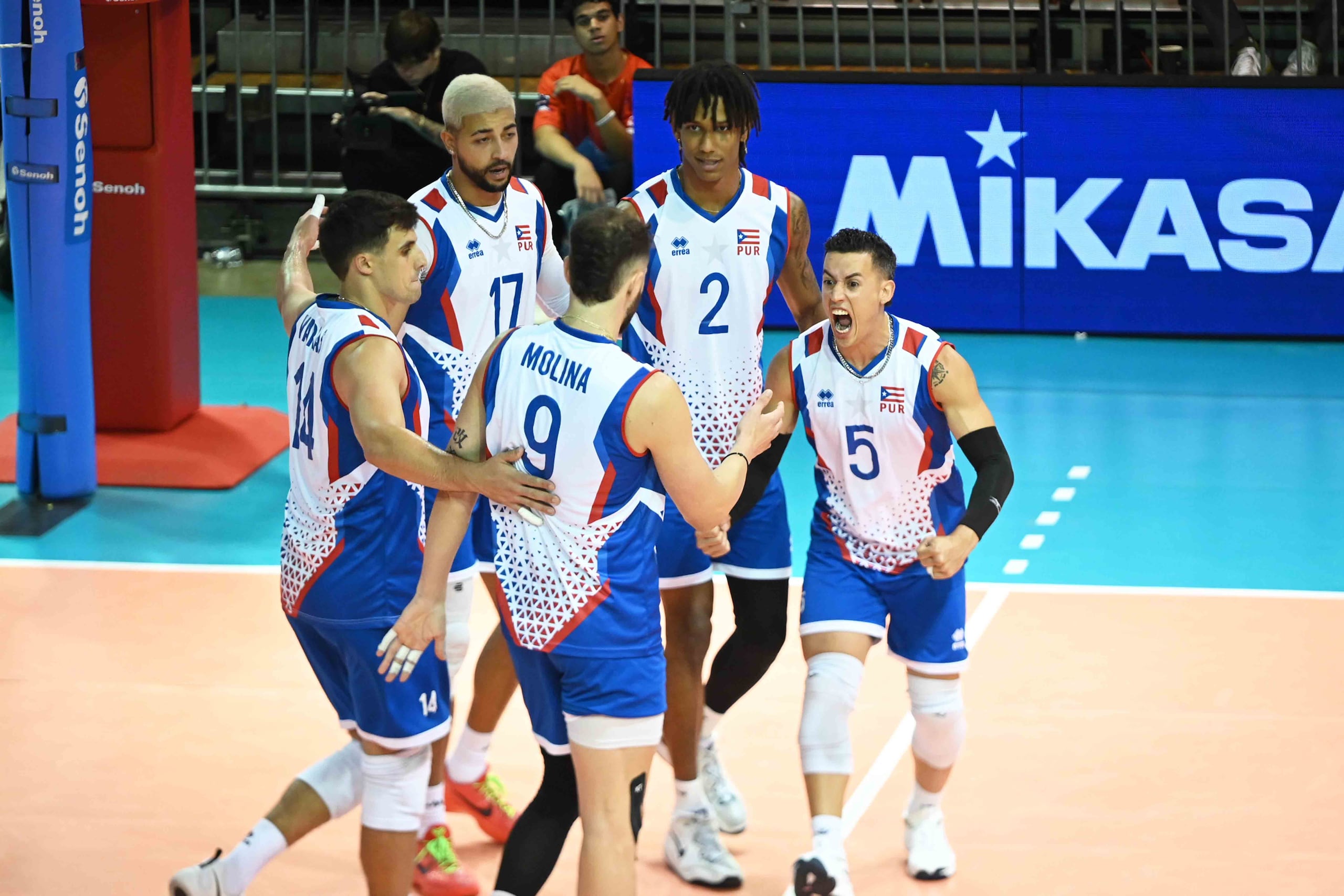 La Selección Nacional celebra un punto en la victoria ante México del torneo Final Four de Norceca celebrado en la Cancha Salvador Dijols de Ponce.