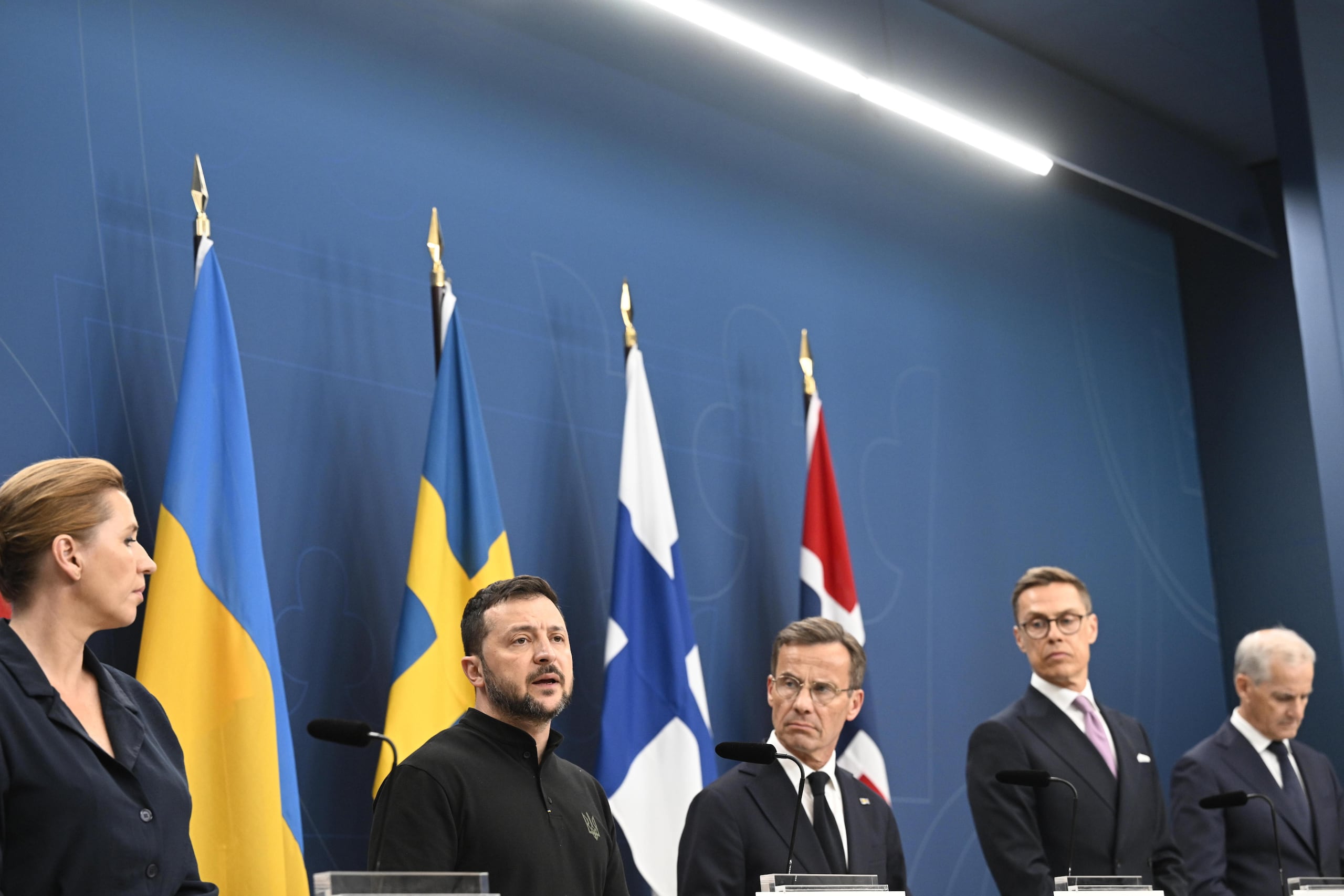 De izquiera a derecha: la primera ministra danesa Mette Frederiksen, el presidente ucraniano Volodymyr Zelensky, el primer ministro sueco Ulf Kristersson, el presidente finlandés Alexander Stubb y el primer ministro noruego Jonas Gahr Støre. (EFE/EPA/FREDRIK SANDBERG SUECIA FUERA)