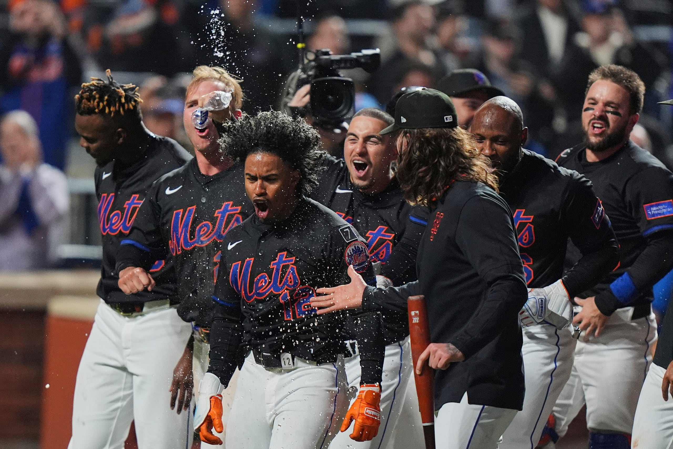 Francisco Lindor (12) celebra junto a sus compañeros de los Mets de Nueva York tras dejar en el terreno a los Cardinals de San Luis.