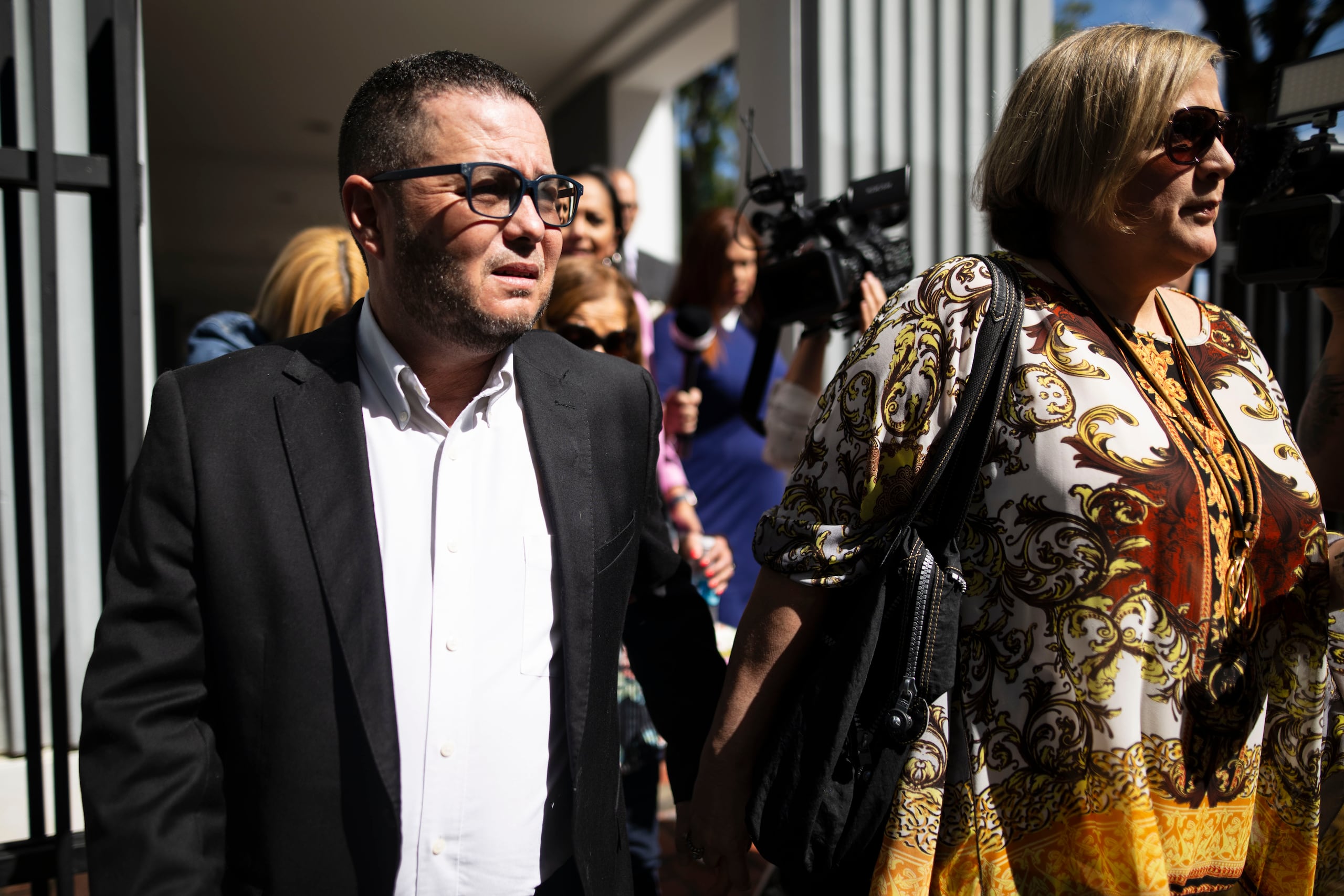 El exalcalde de Guaynabo, Ángel Pérez, y su esposa Liza Fernández, a la salida del Tribunal federal.