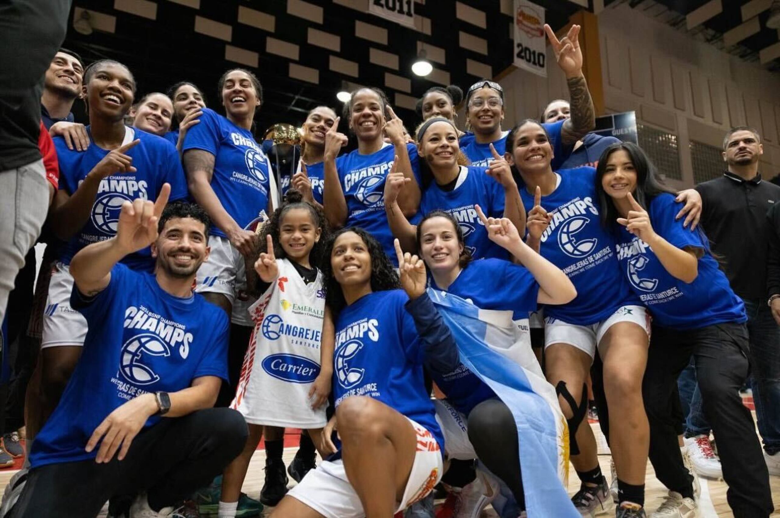 Las Cangrejeras de Santurce festejan su primer campeonato del BSNF en el 2024.