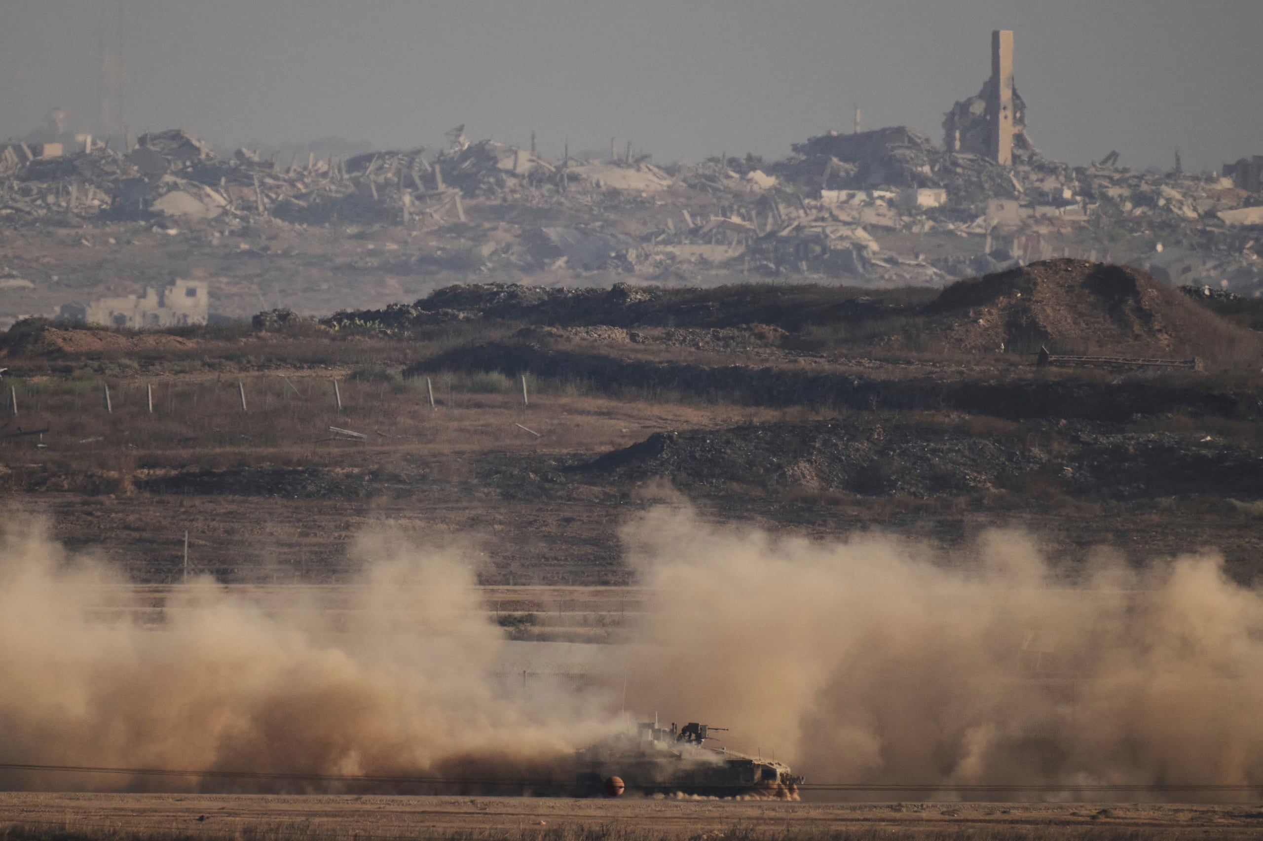 Un vehículo blindado israelí de transporte de personal atraviesa la frontera entre Israel y Gaza, visto desde el sur de Israel, el lunes 25 de agosto de 2025. (AP Foto/Leo Correa)