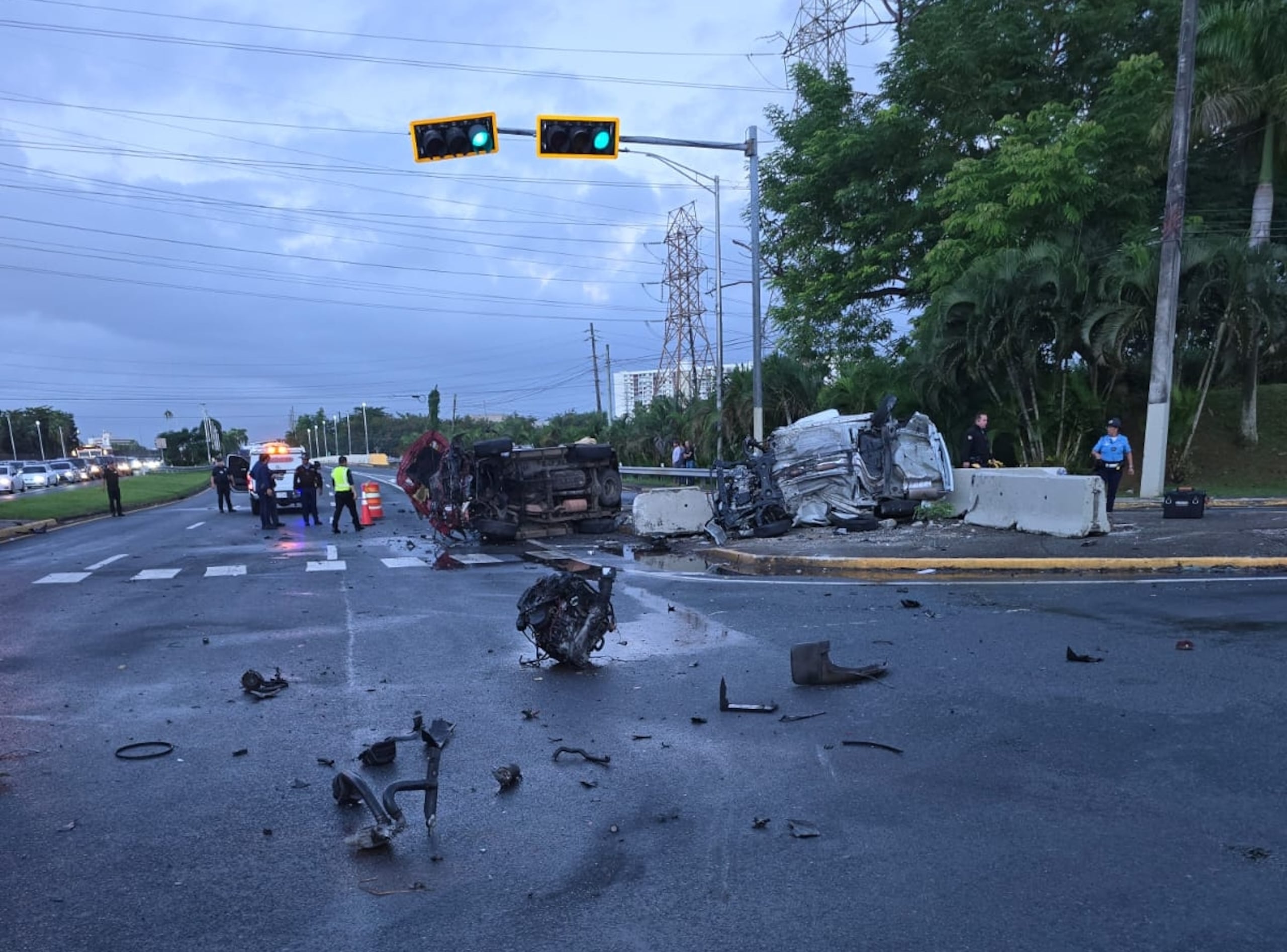 El accidente ocurrió cuando la conductora del Nissan Versa, que viajaba de Bayamón a Guaynabo por la carretera PR-2 a una velocidad mayor, impactó la guagua mientras hacía un viraje hacia la carretera PR-6.