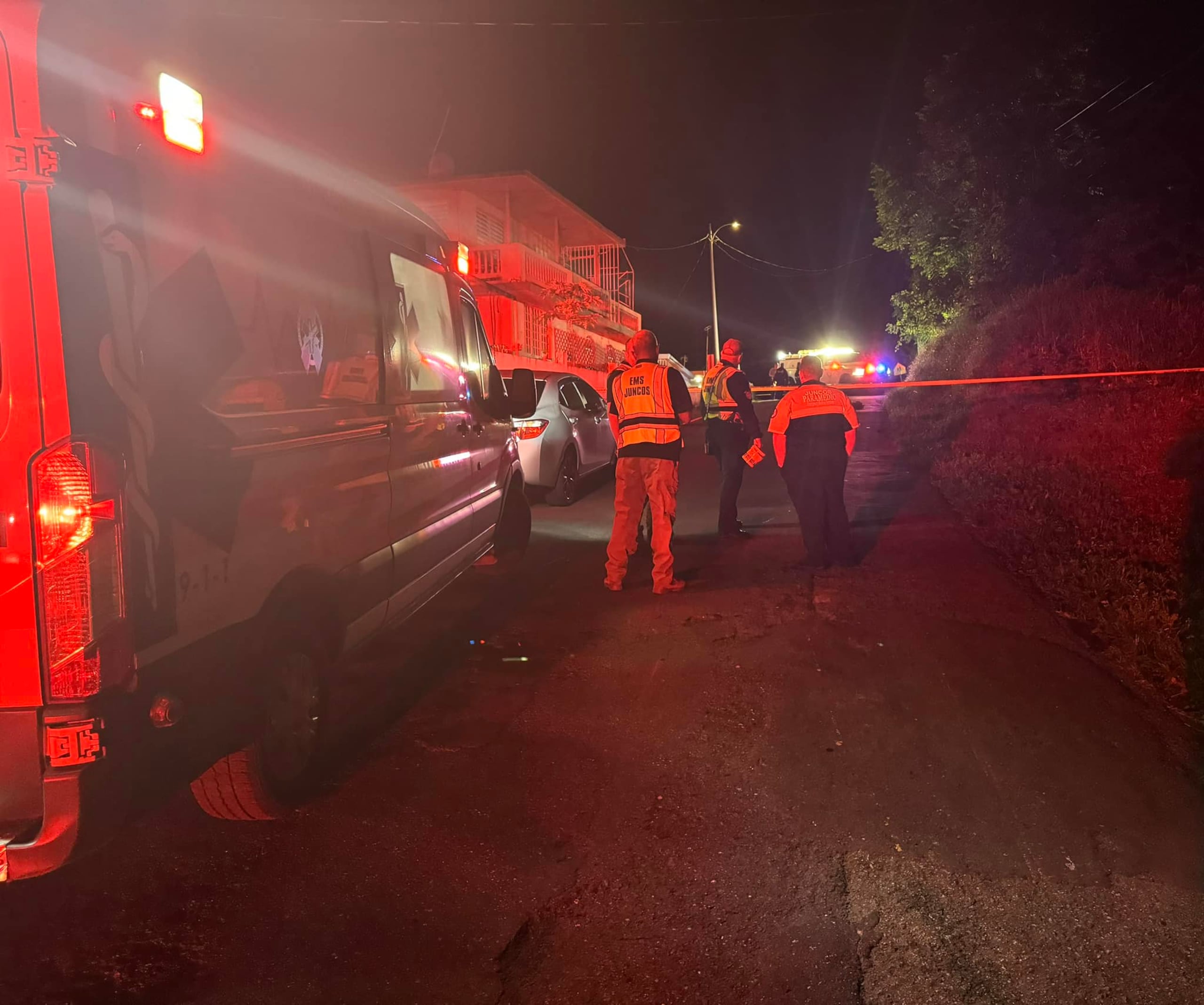 Emergencias Médicas y la Policía investigan un incidente.