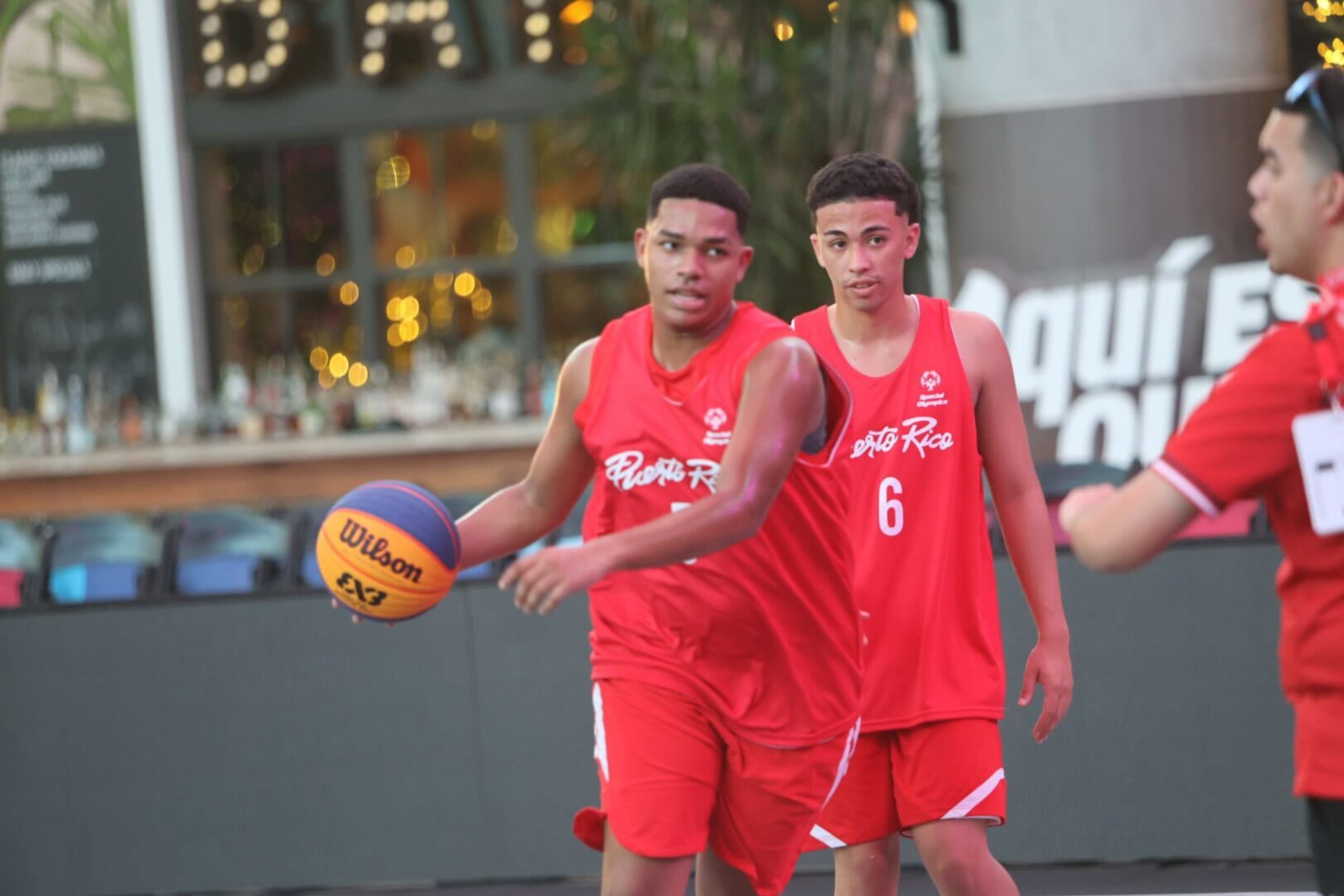 La Selección Nacional masculina Sub-21 practicando en el Distrito T-Mobile de cara a la Copa Mundial Unificada de Baloncesto 3x3 Special Olympics.