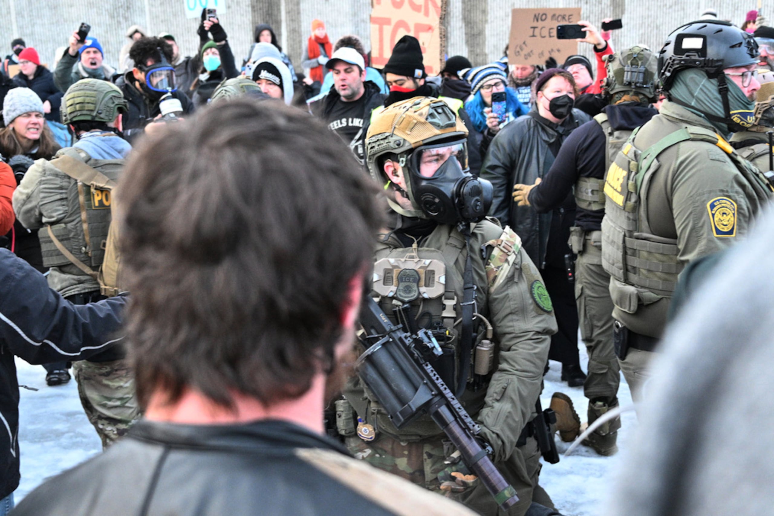 Agentes federales se enfrentan a manifestantes frente al edificio federal Bishop Henry Whipple, el jueves 8 de enero de 2026, en Minneapolis, Minnesota.