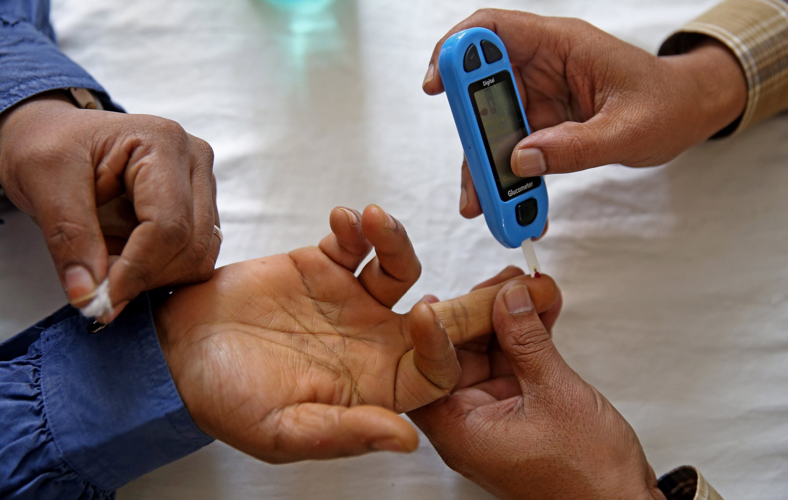 En la imagen de archivo, análisis del azúcar en sangre en una prueba gratuita en Bangalore, la India. EFE/EPA/JAGADEESH NV