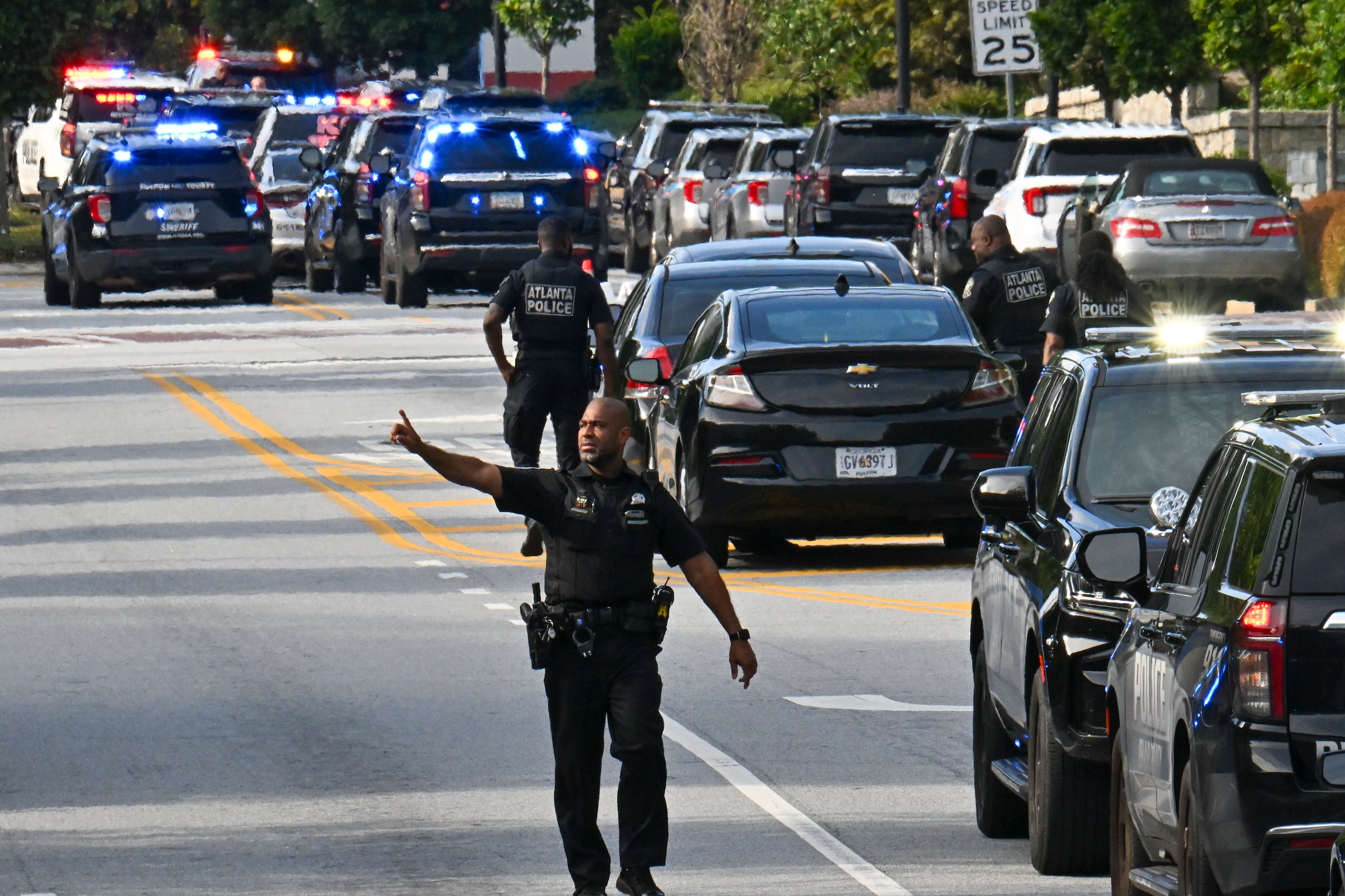 Oficiales de policía bloquean la carretera Clifton cerca del Hospital Emory mientras responden a un tiroteo cerca de los campus de los Centros para el Control y la Prevención de Enfermedades (CDC) y la Universidad Emory, el viernes 8 de agosto de 2025.