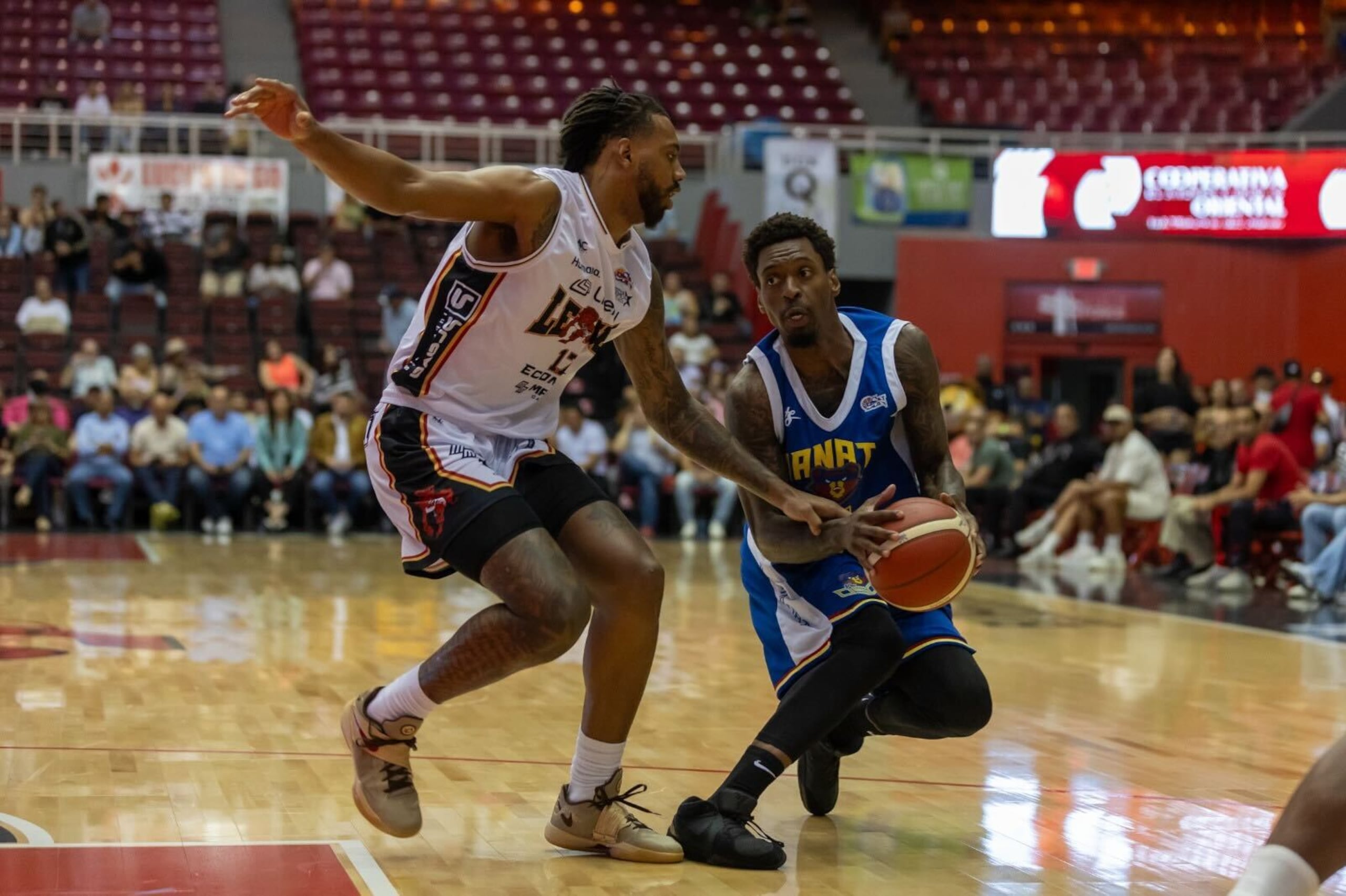 Sheldon Mac, refuerzo de los Osos de Manatí, durante el partido del jueves contra los Leones de Ponce en el Auditorio Juan "Pachín" Vicéns.