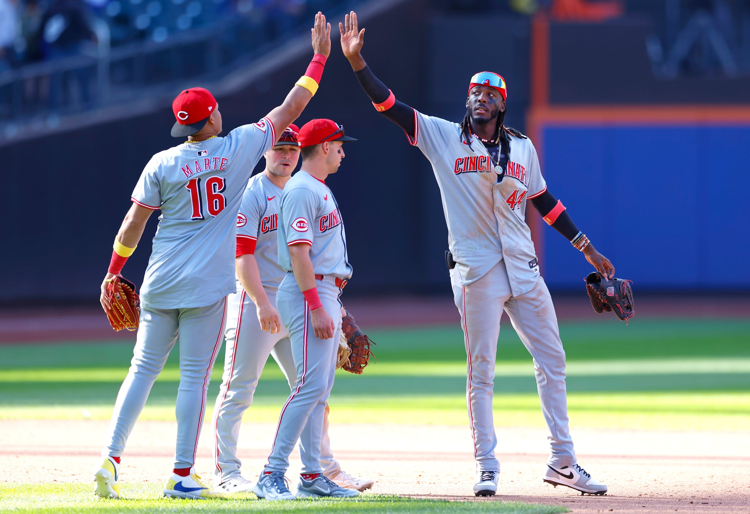 El tercera base dominicano de los Rojos de Cincinnati Noelvi Marte celebra con su compatriota Elly De La Cruz el triunfo ante los Mets de Nueva York el domingo 8 de septiembre del 2024. (AP Foto/Noah K. Murray)