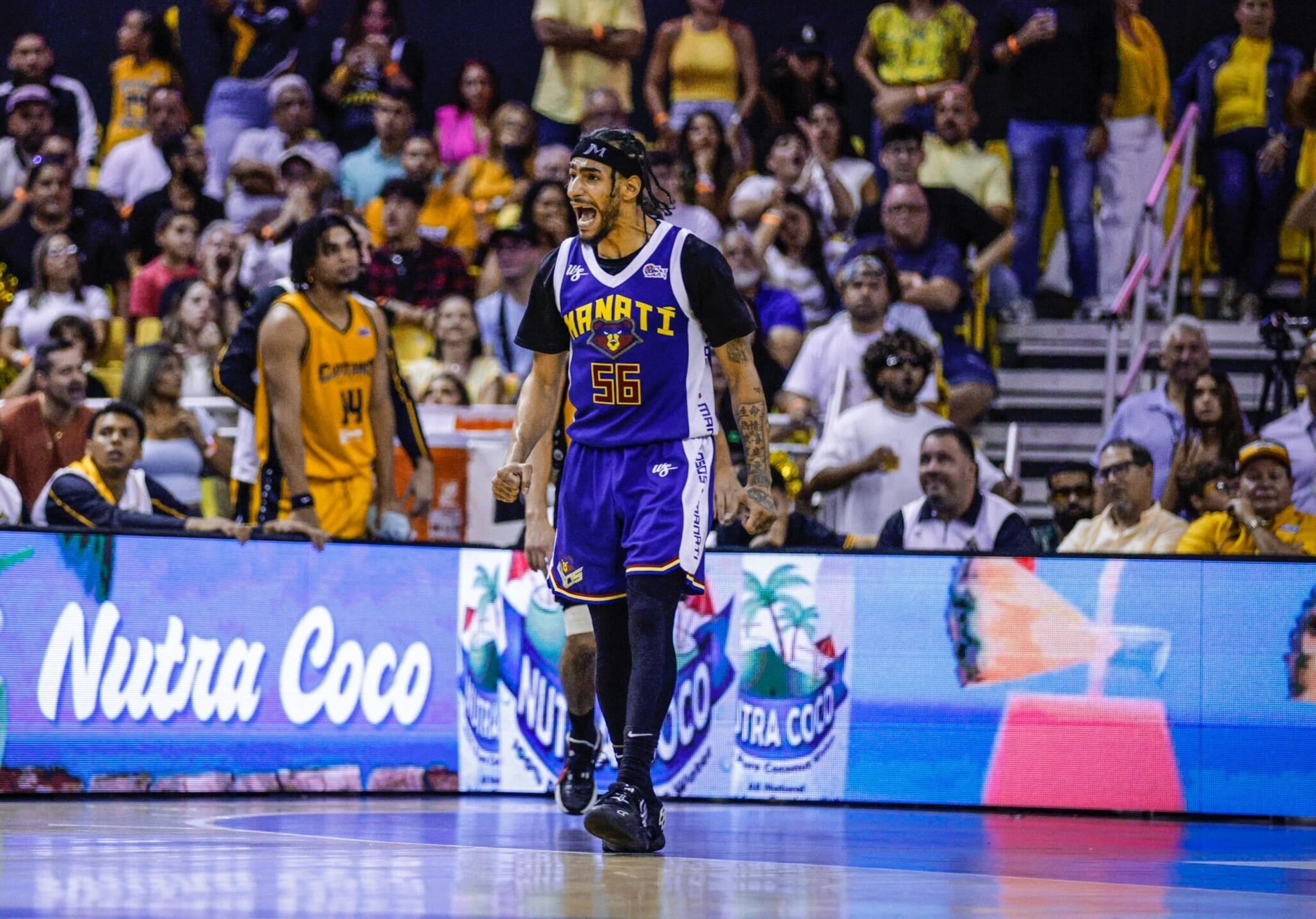 Jhivvan Jackson, de los Osos de Manatí, celebra un canasto en el séptimo juego de los cuartos de final del BSN contra los Capitanes de Arecibo.
