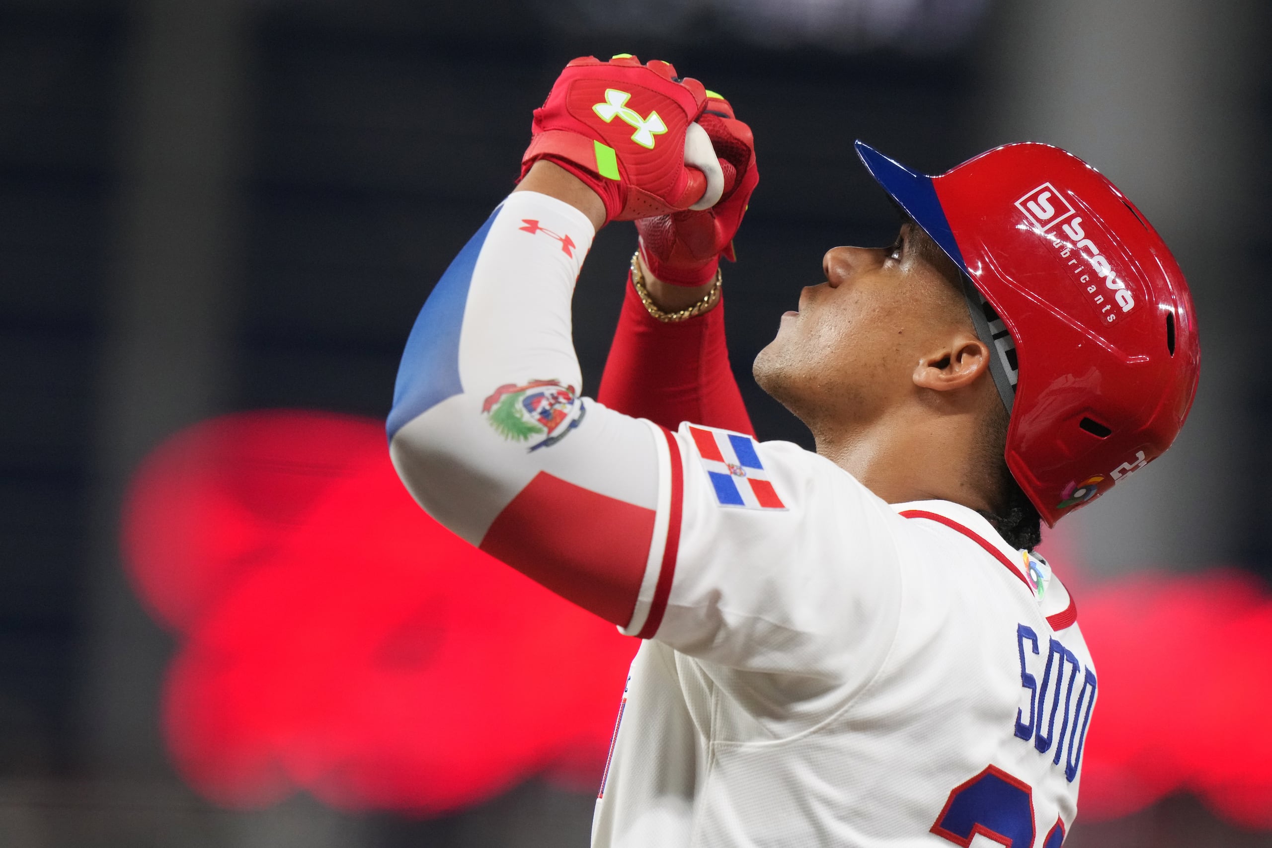 Juan Soto, de República Dominicana, celebra tras conectar un sencillo durante la tercera entrada del partido de cuartos de final del Clásico Mundial de Béisbol contra Corea del Sur, el viernes 13 de marzo de 2026, en Miami. (Foto AP/Lynne Sladky)