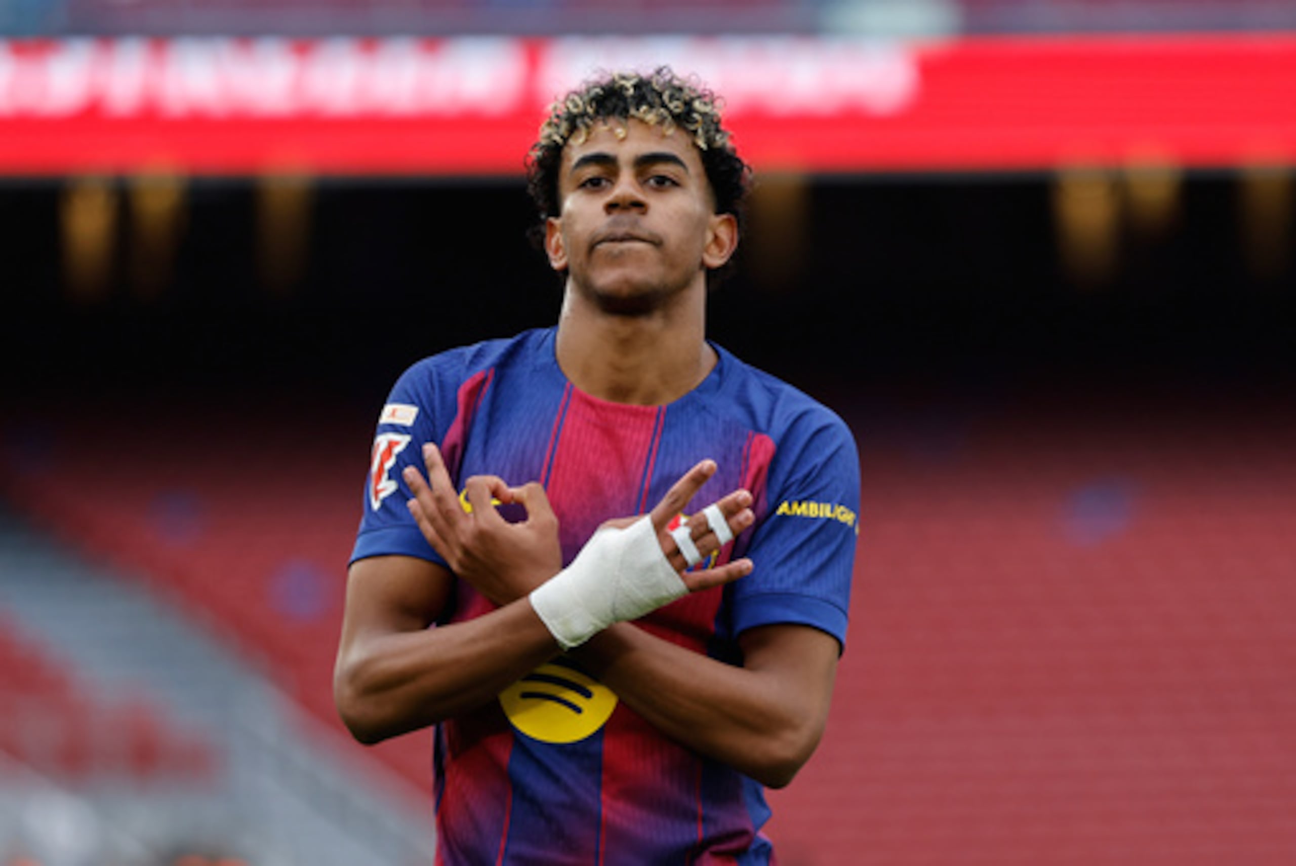 Lamine Yamal, del Barcelona, celebra el segundo gol de su equipo durante el partido de fútbol de la Liga española entre el Barcelona y el Villareal en Barcelona, España, el sábado 28 de febrero de 2026. (AP Photo/Joan Monfort)