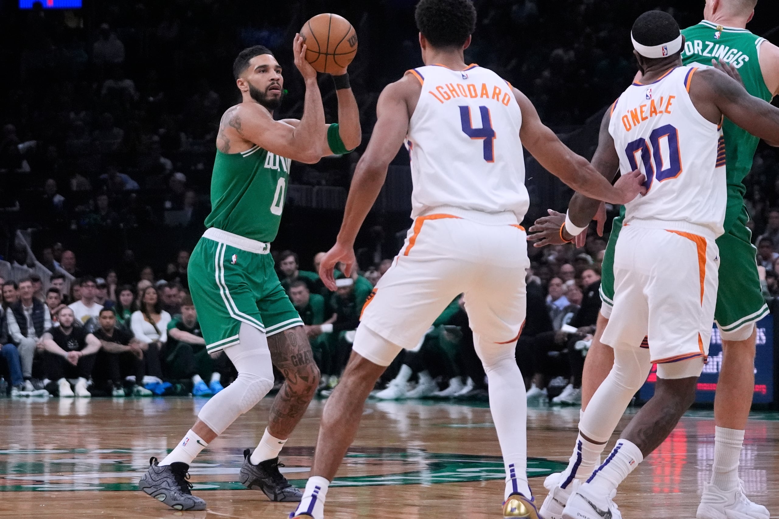 Jayson Tatum, de los Celtics de Boston, se prepara para lanzar un triple frente a los Suns de Phoenix.