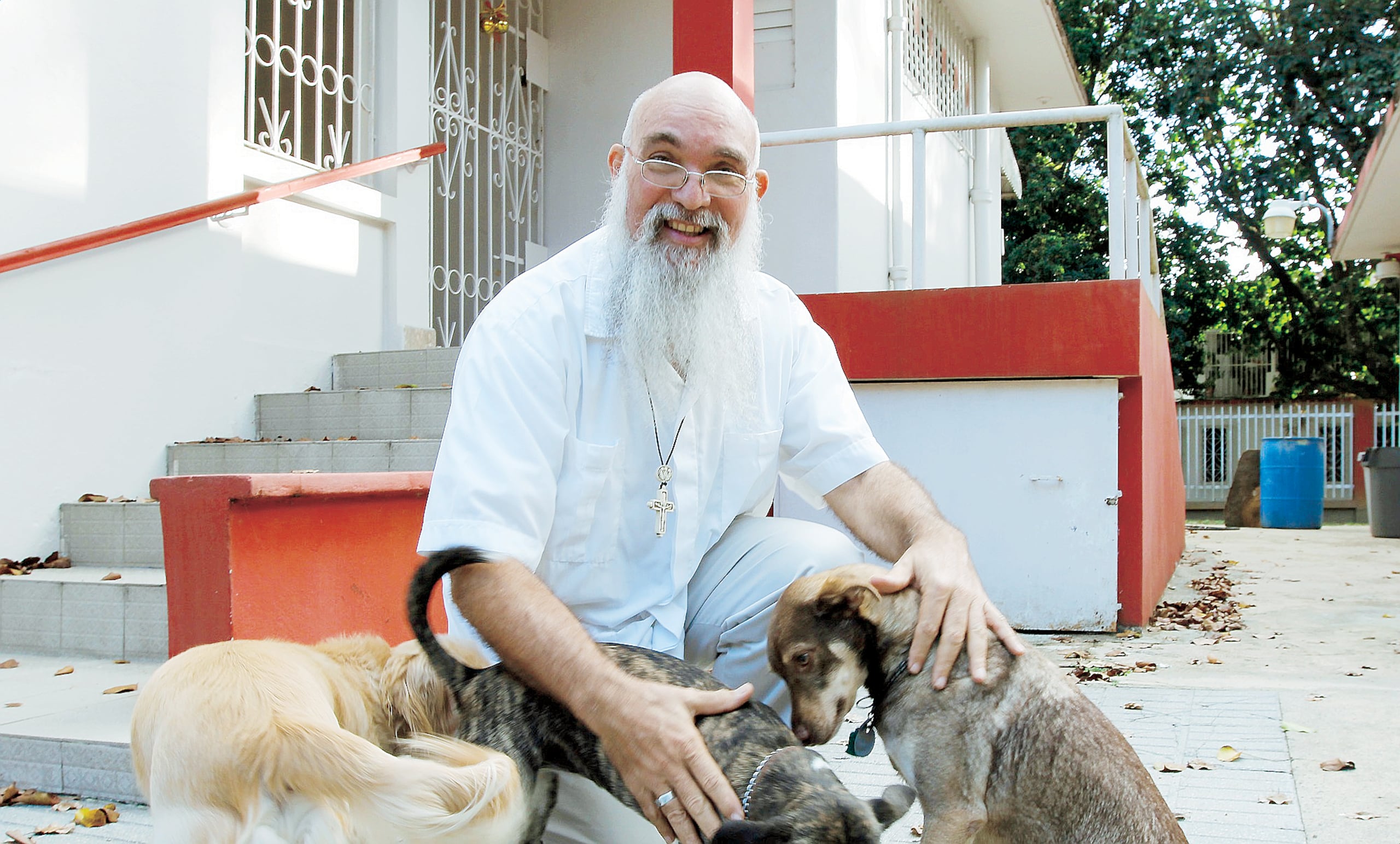 En esta foto de archivo, el obispo junto a sus perros Leal, Manchita y Canelo en el patio del obispado de Caguas, donde ejerció durante casi 15 años, antes de ser trasladado a Ponce.