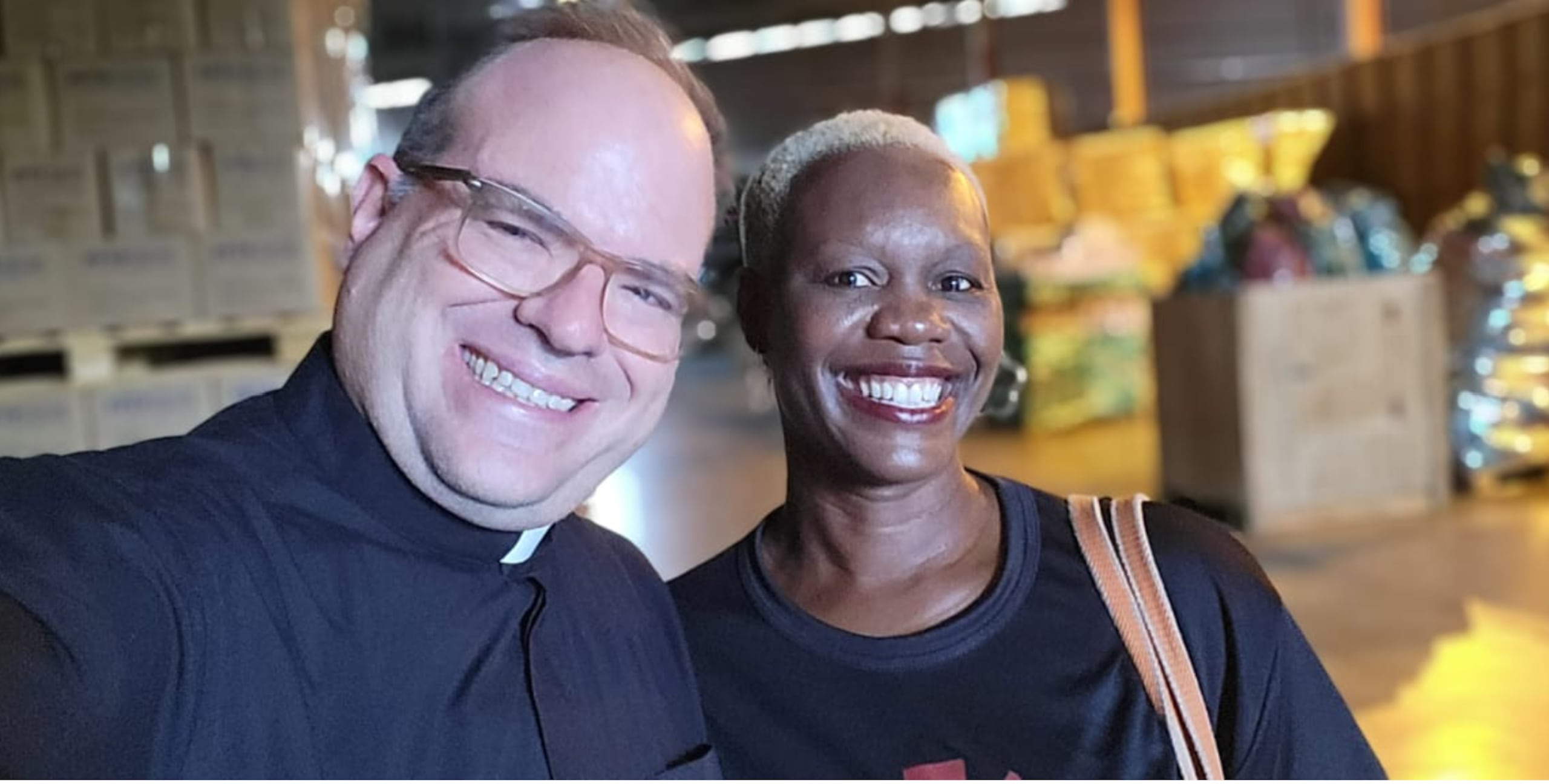 El sacacerdote Enrique Camacho Monserrate, conocido como padre Kike, junto a una voluntaria de la organización Food for the poor en Jamaica.