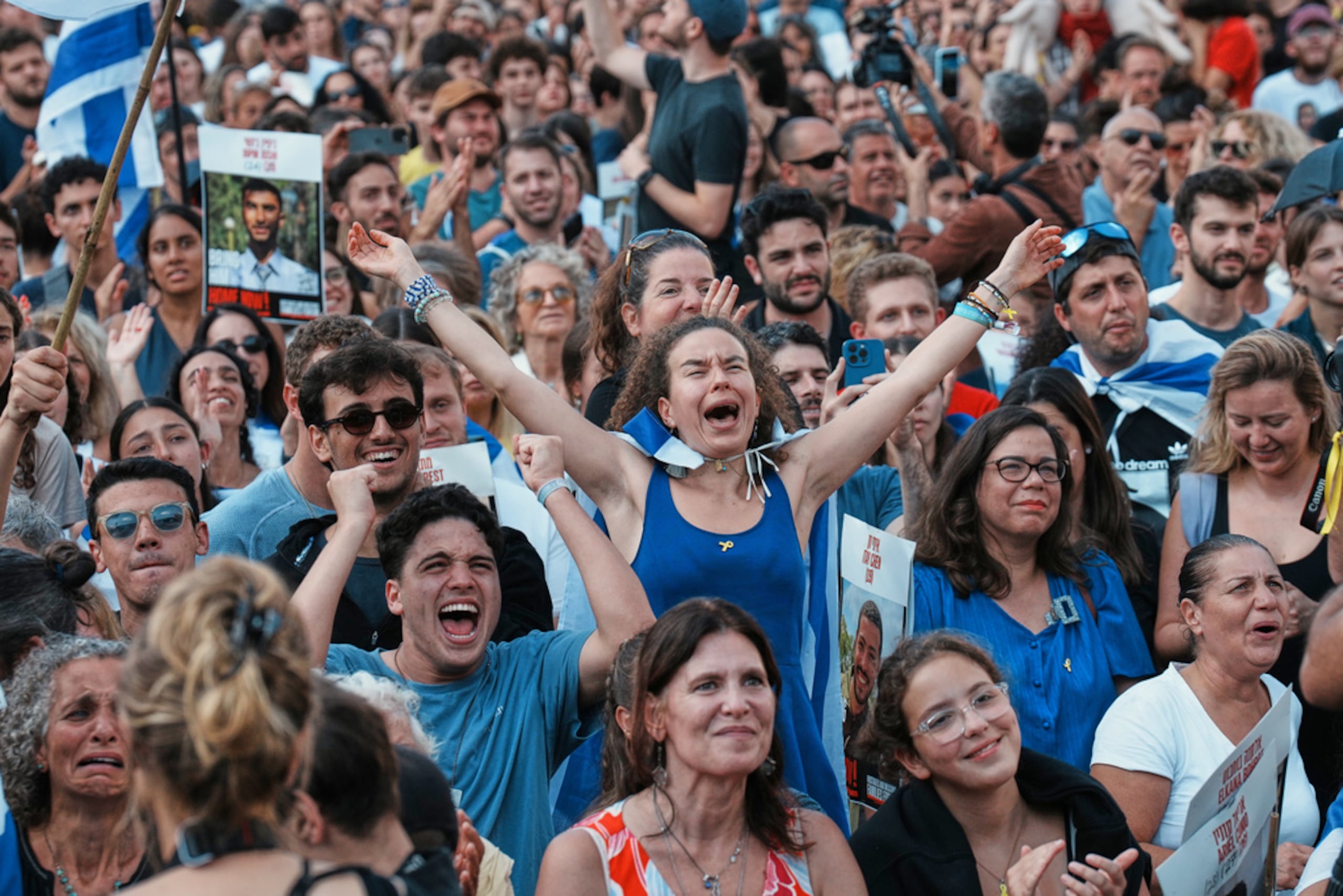 La gente reacciona mientras se reúne para ver la transmisión en vivo de los rehenes israelíes liberados de Gaza en una plaza conocida como Plaza de los Rehenes en Tel Aviv, Israel, el 13 de octubre de 2025.