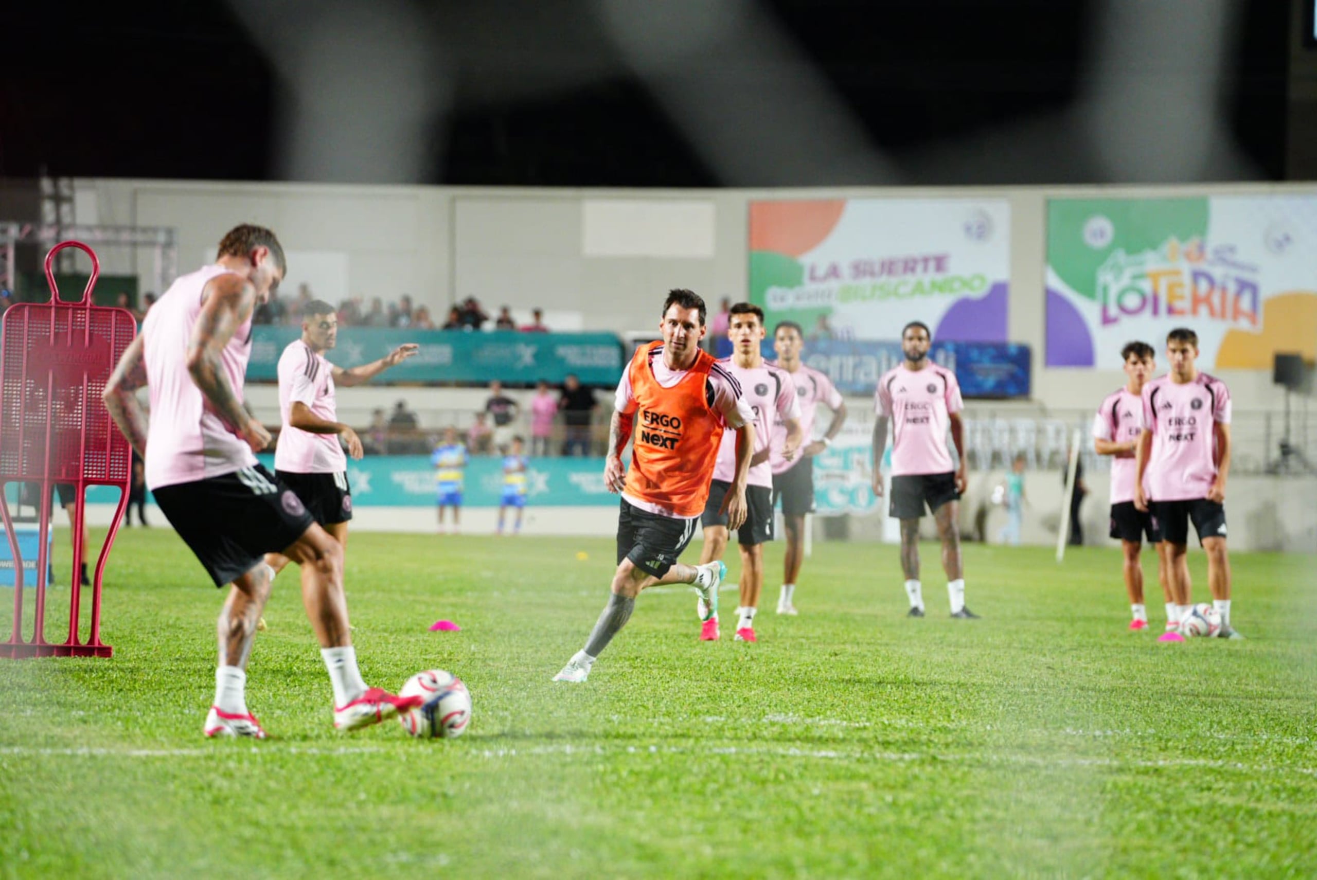 Lionel Messi se prepara para patear el balón durante su práctica en el Estadio Juan Ramón Loubriel.
