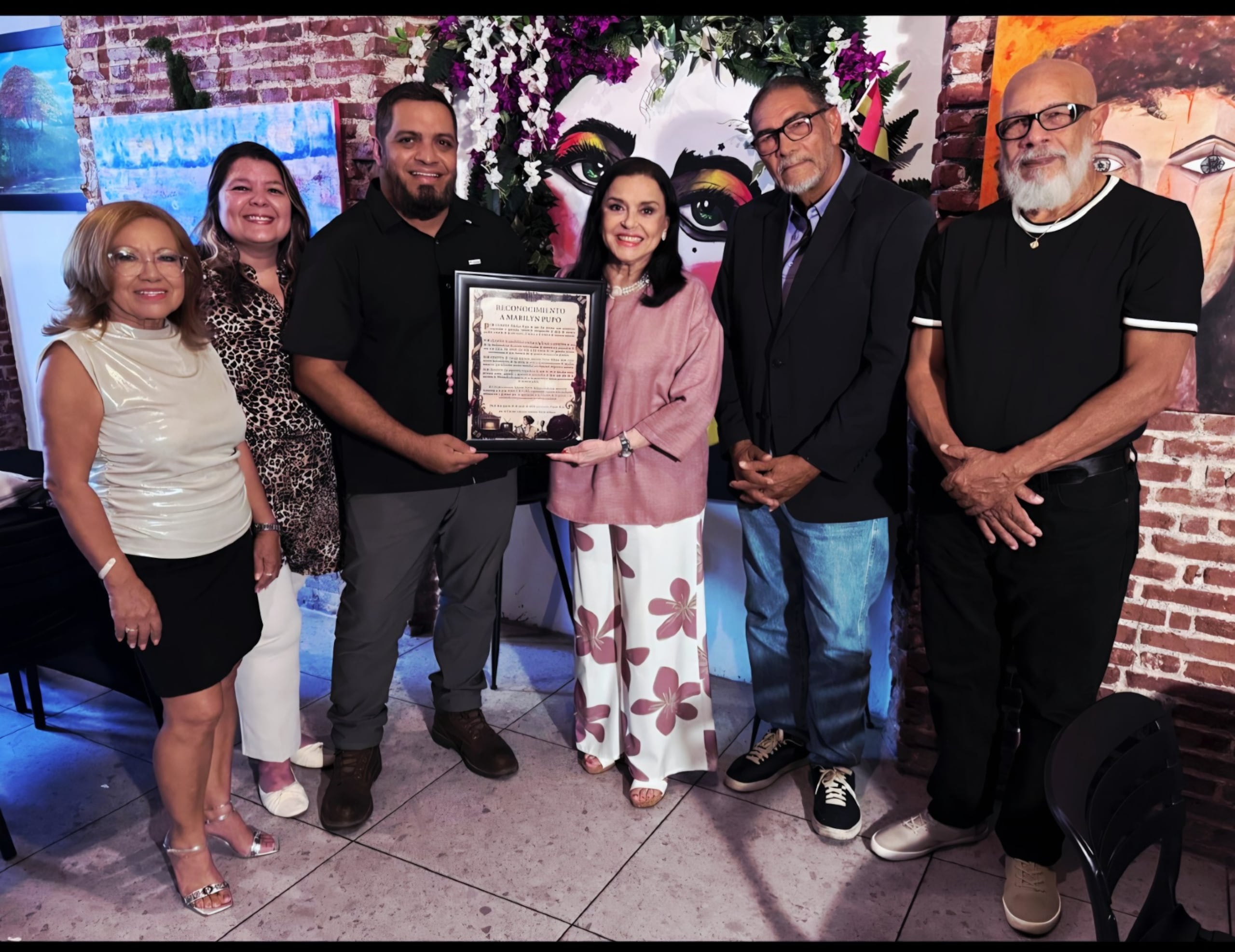De izquierda a derecha, Marinin Torregrosa, Wendy Pérez, Edwin Torres Aponte haciendo entrega de la proclama a Marilyn Pupo; Bienvenido Maldonado y su hermano Gilberto Maldonado.