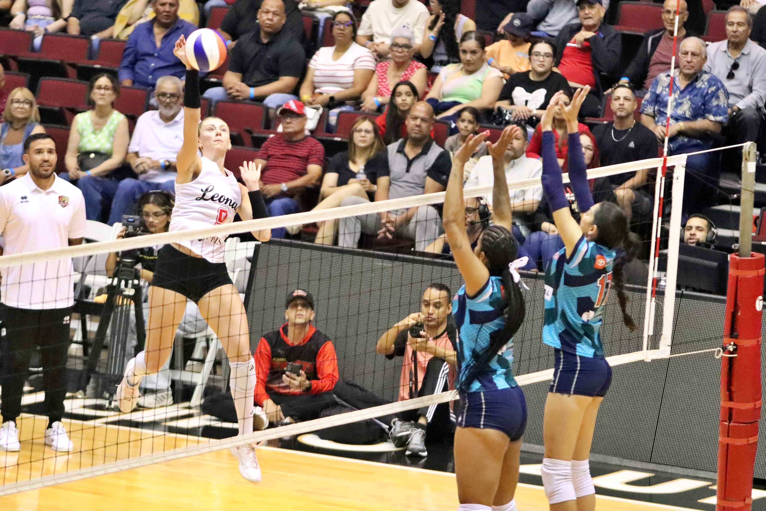 Claire Chaussee, de las Leonas, completa un ataque contra las Criolloas.