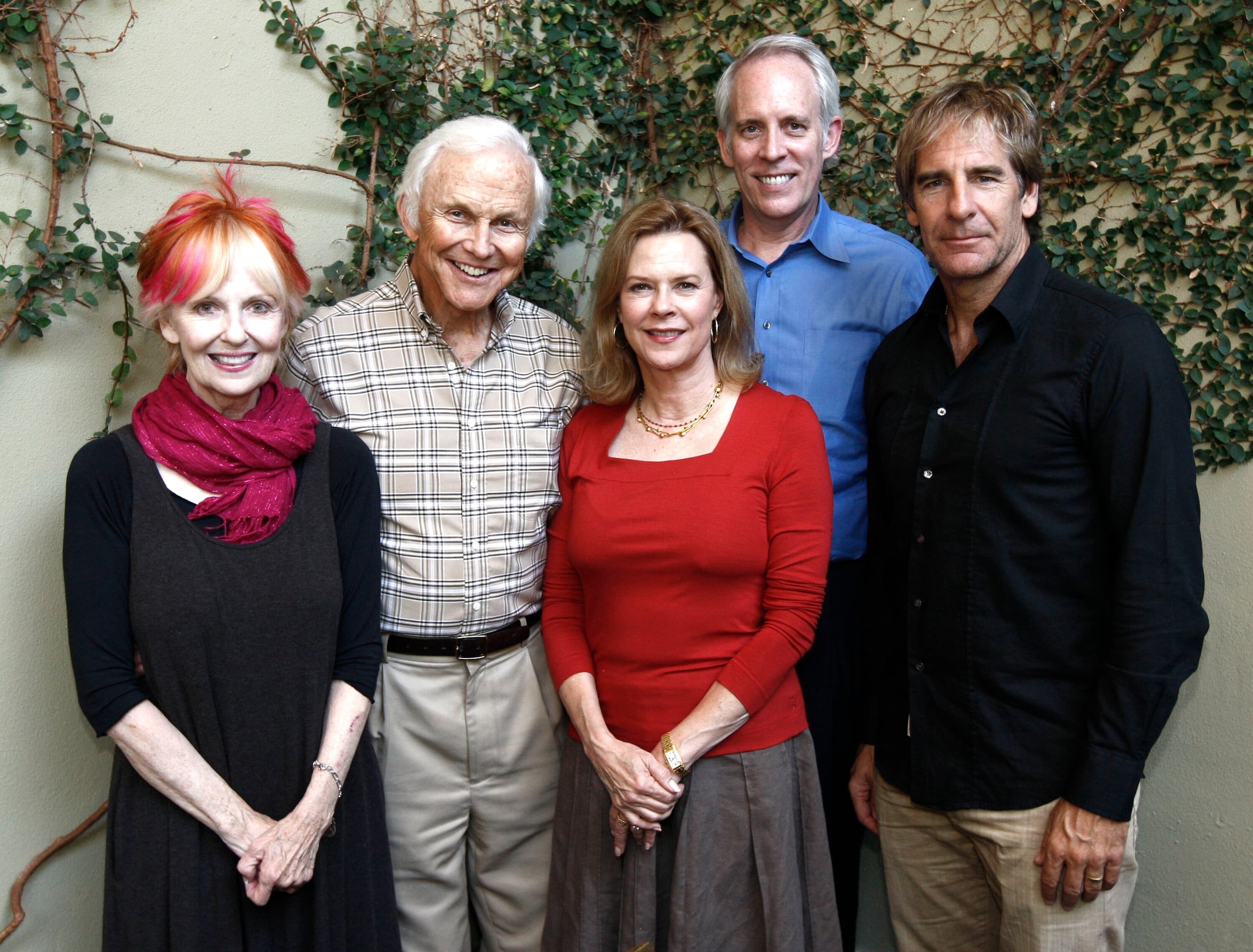ARCHIVO - Shelley Fabares, izquierda, posa para una foto de grupo con otros miembros del comité de los premios del Sindicato de Actores de la Pantalla (SAG, por sus siglas en inglés): de izquierda a derecha, Paul Napier; la presidenta JoBeth Williams; el vicepresidente Daryl Anderson y Scott Bakula, durante una degustación del menú propuesto y las alternativas para la ceremonia, a cargo de Lucques Catering, el 29 de septiembre de 2009 en Los Ángeles. (AP Foto/Matt Sayles, archivo)