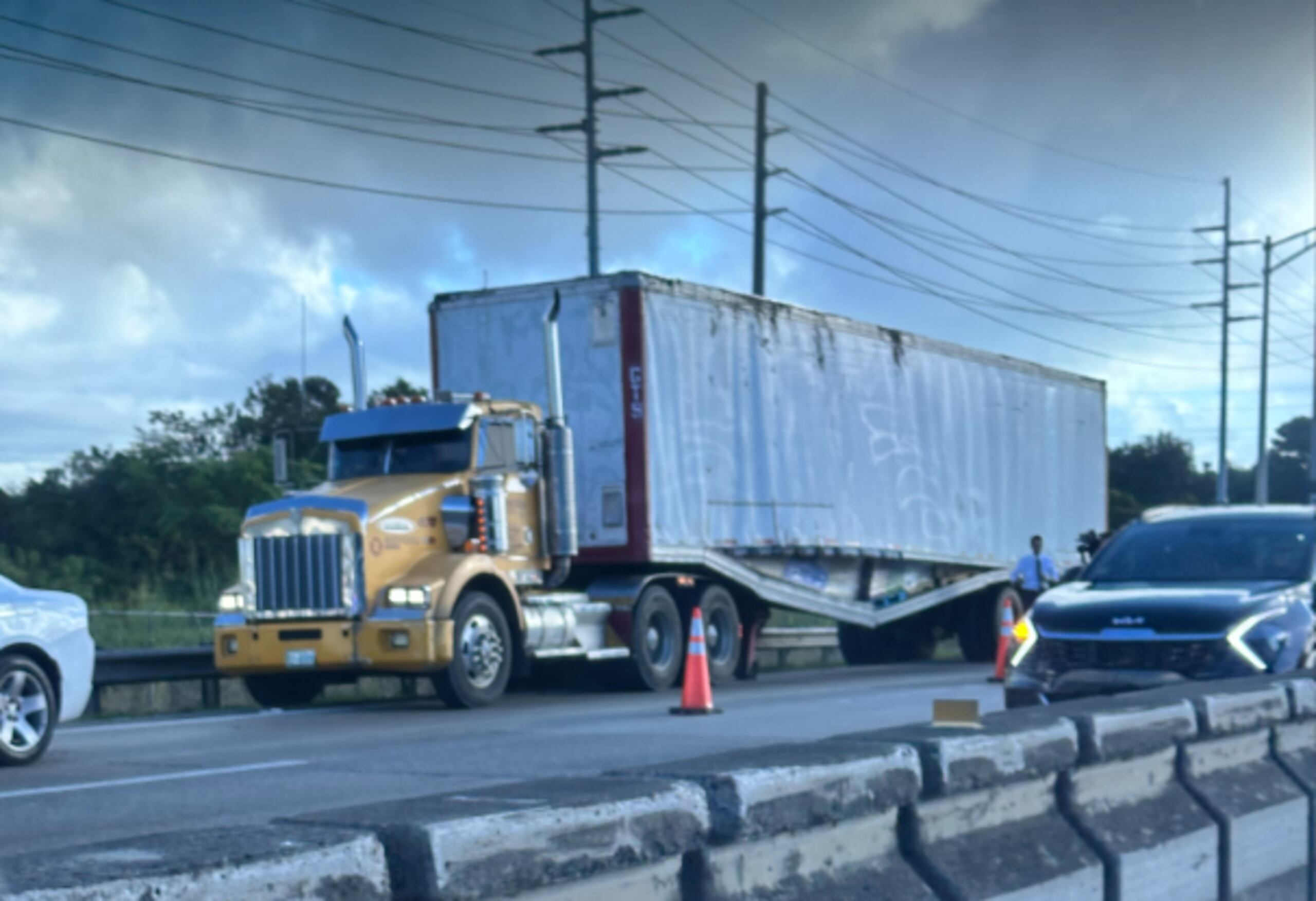 Se recomienda considerar la Carretera 2 como ruta alterna