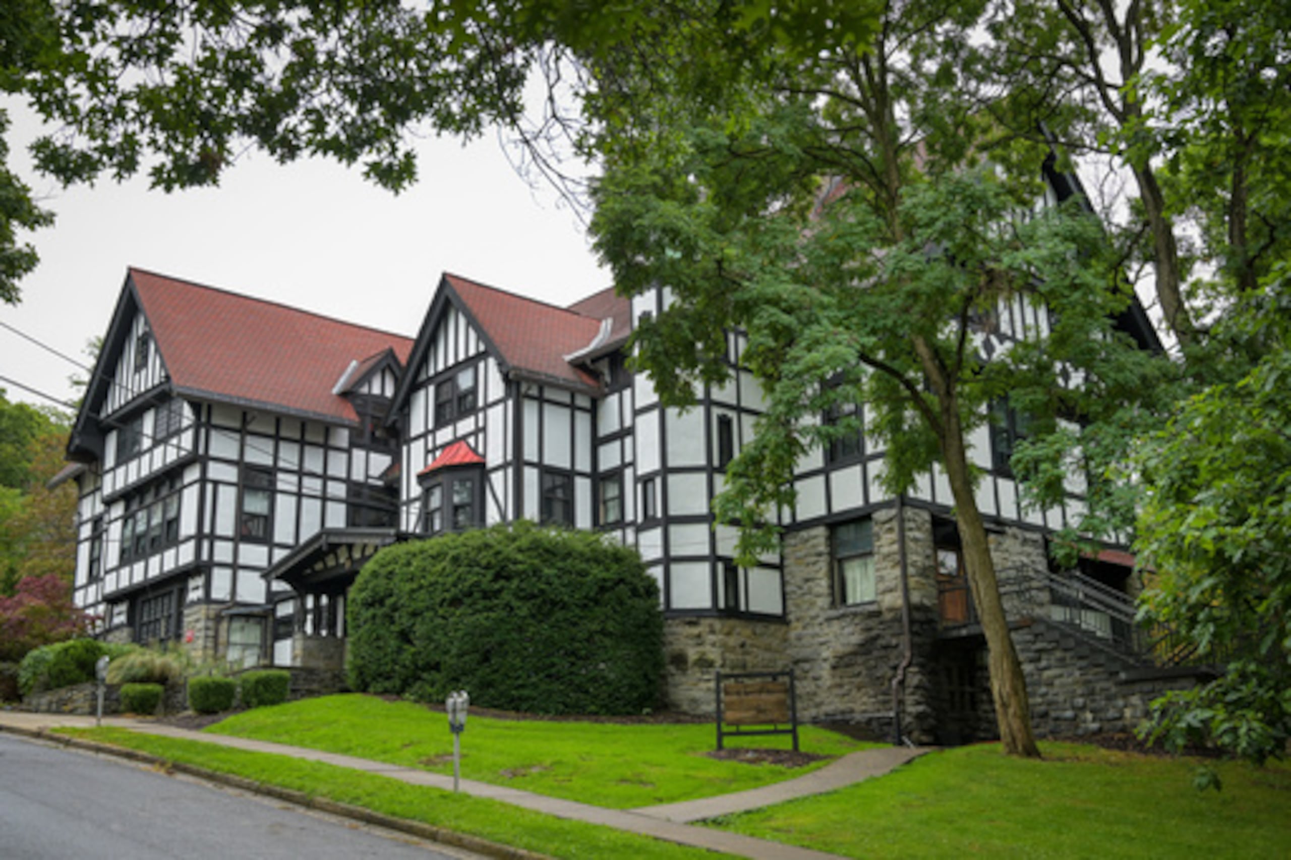 La sede de la fraternidad Chi Phi en la Universidad de Cornell, en Ithaca (Nueva York), el lunes 28 de septiembre de 2026. (Foto AP/Heather Ainsworth)