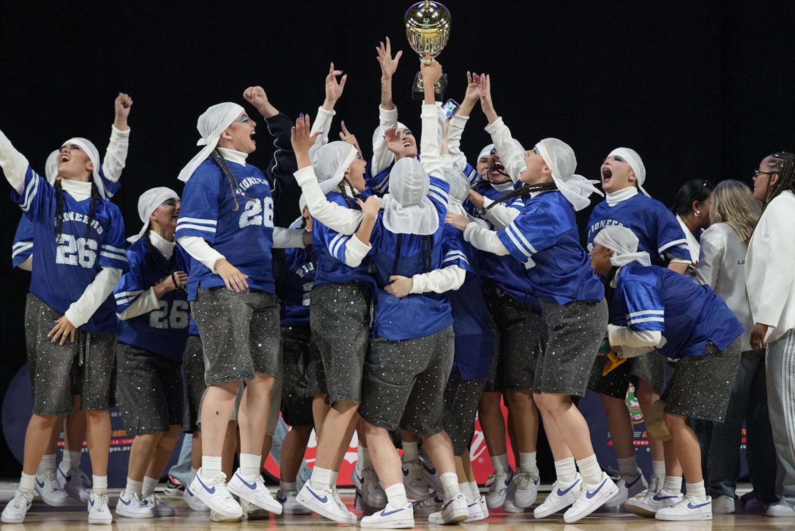 La Pontificia Universidad Católica de Ponce celebra su campeonato. (Luis Ortiz / LAI)