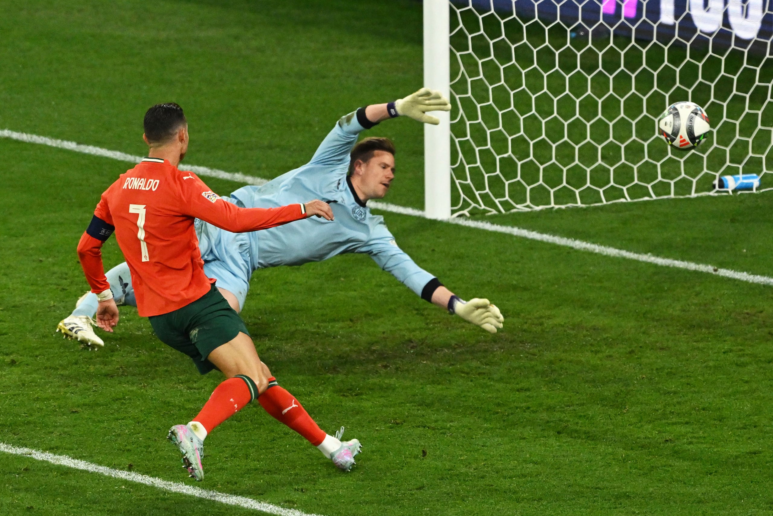 Cristiano Ronaldo, izquierda, de Portugal, anota el segundo gol de su equipo durante la semifinal del torneo Liga de Naciones entre Portugal y Alemania, en Múnich, Alemania, el miércoles 4 de junio de 2025. (Peter Kneffel/dpa vía AP)