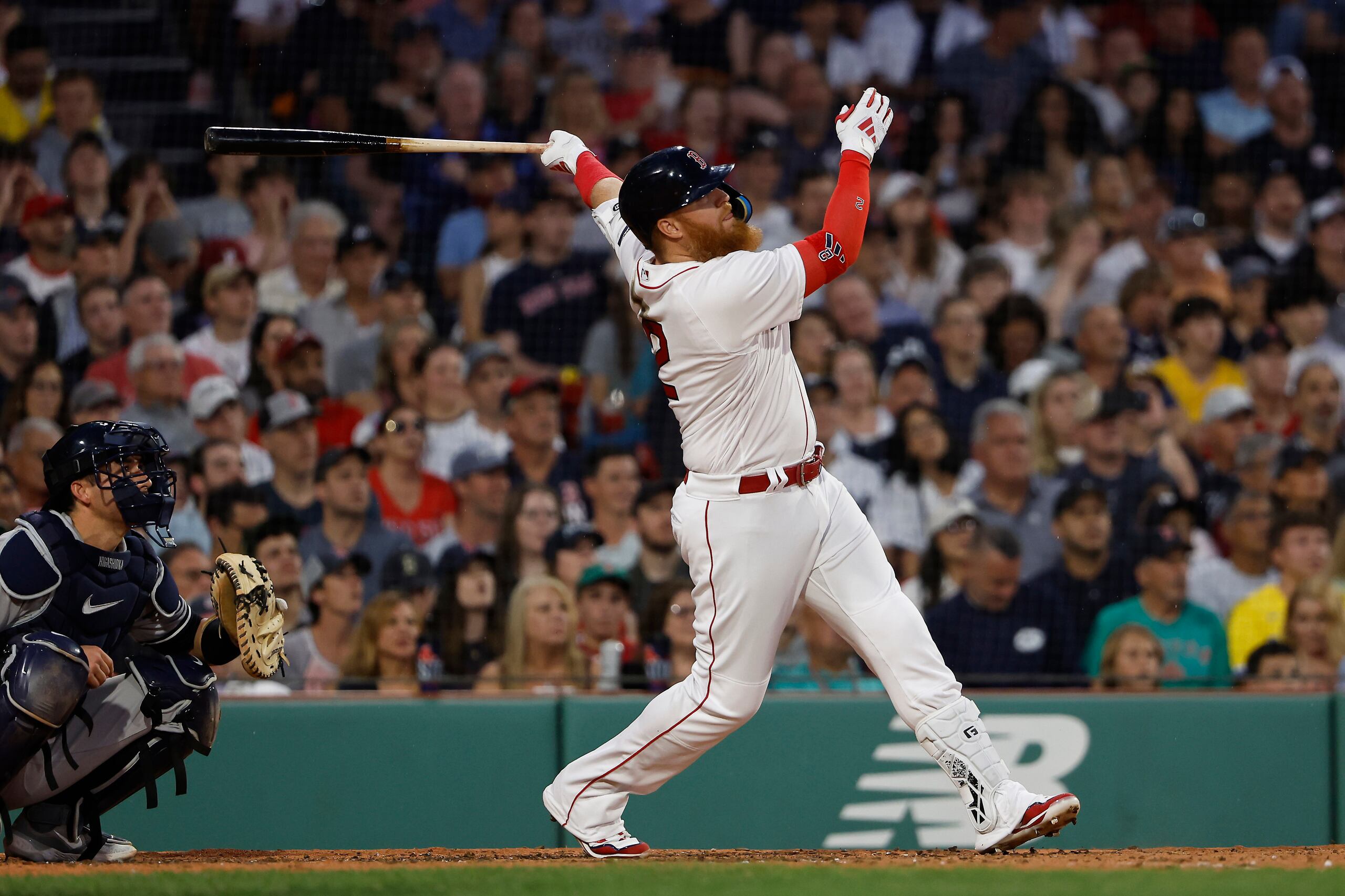 Justin Turner, de los Red Sox de Boston, sigue la trayectoria de su batazo que se convirtió en jonrón con las bases llenas ante los Yankees el viernes.
