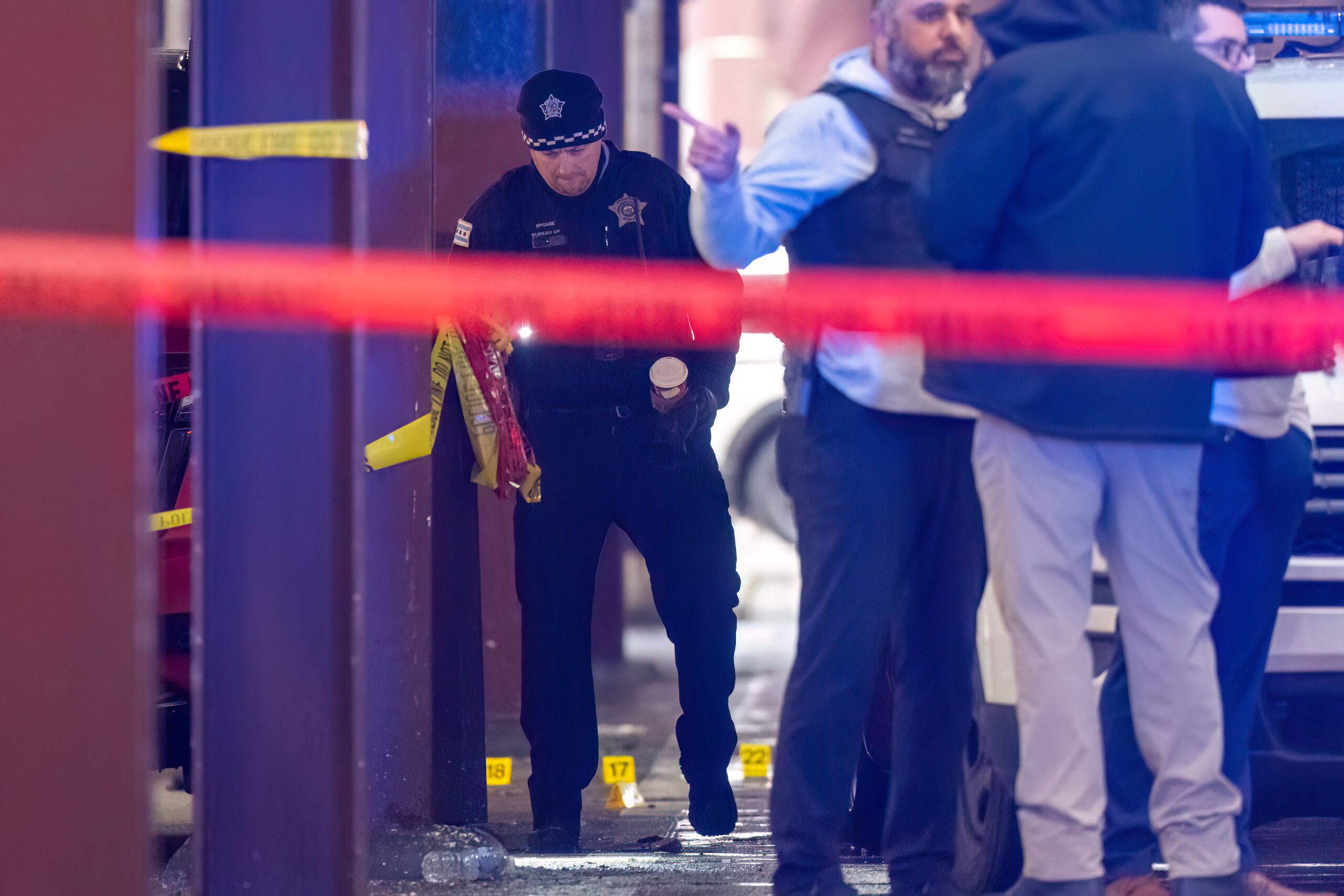 El subjefe de la policía de Chicago, Jon Hein, calificó el tiroteo como un “acto de violencia sin sentido”.